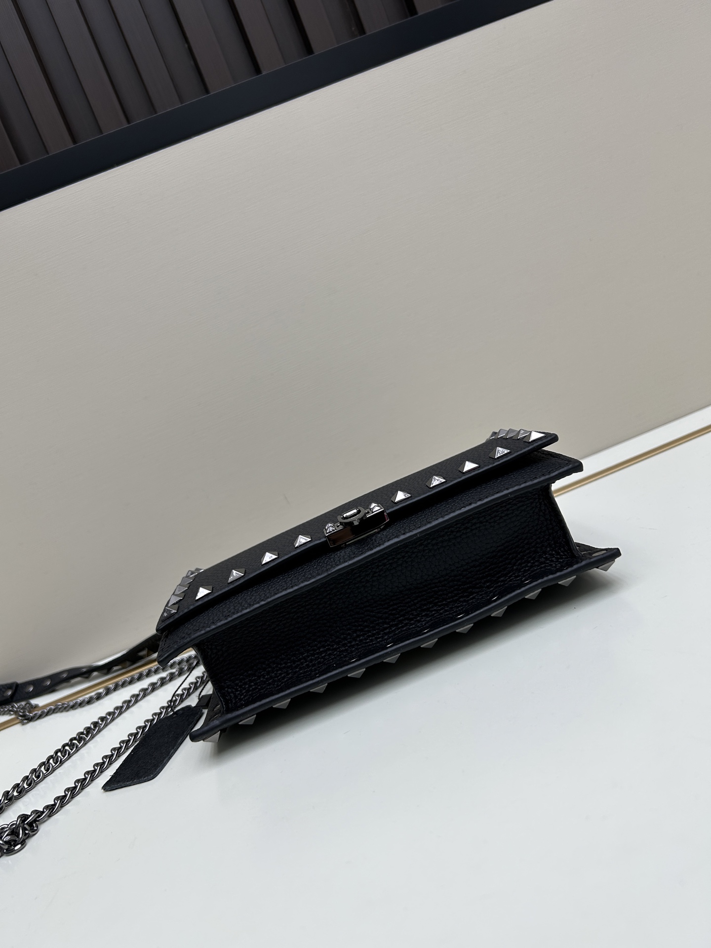 New❤Garavani Rockstud 小号牛皮斜挎包，标志性的钩扣开合设计-金属工艺效果处理铆钉和