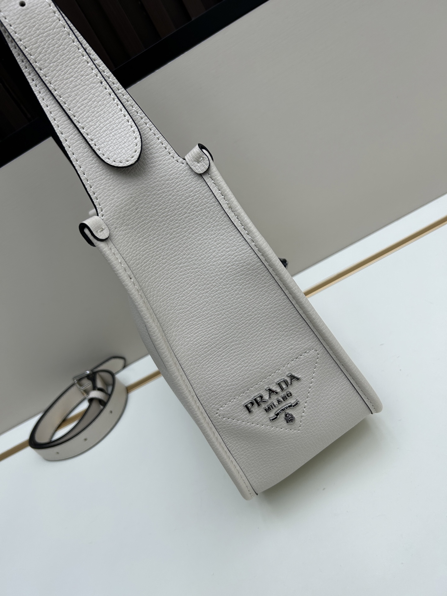 Givenchy 独家首发-高品质 锁头包 火遍全球 2025 新款 手法 采用 小鹿纹 皮搭配 五金锁