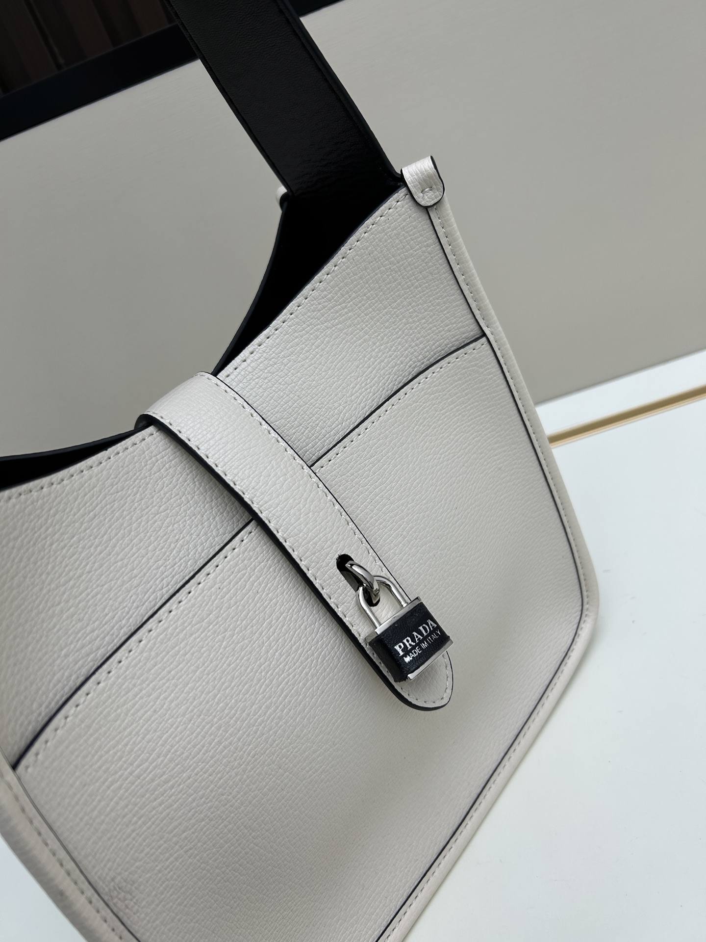 Givenchy 独家首发-高品质 锁头包 火遍全球 2025 新款 手法 采用 小鹿纹 皮搭配 五金锁