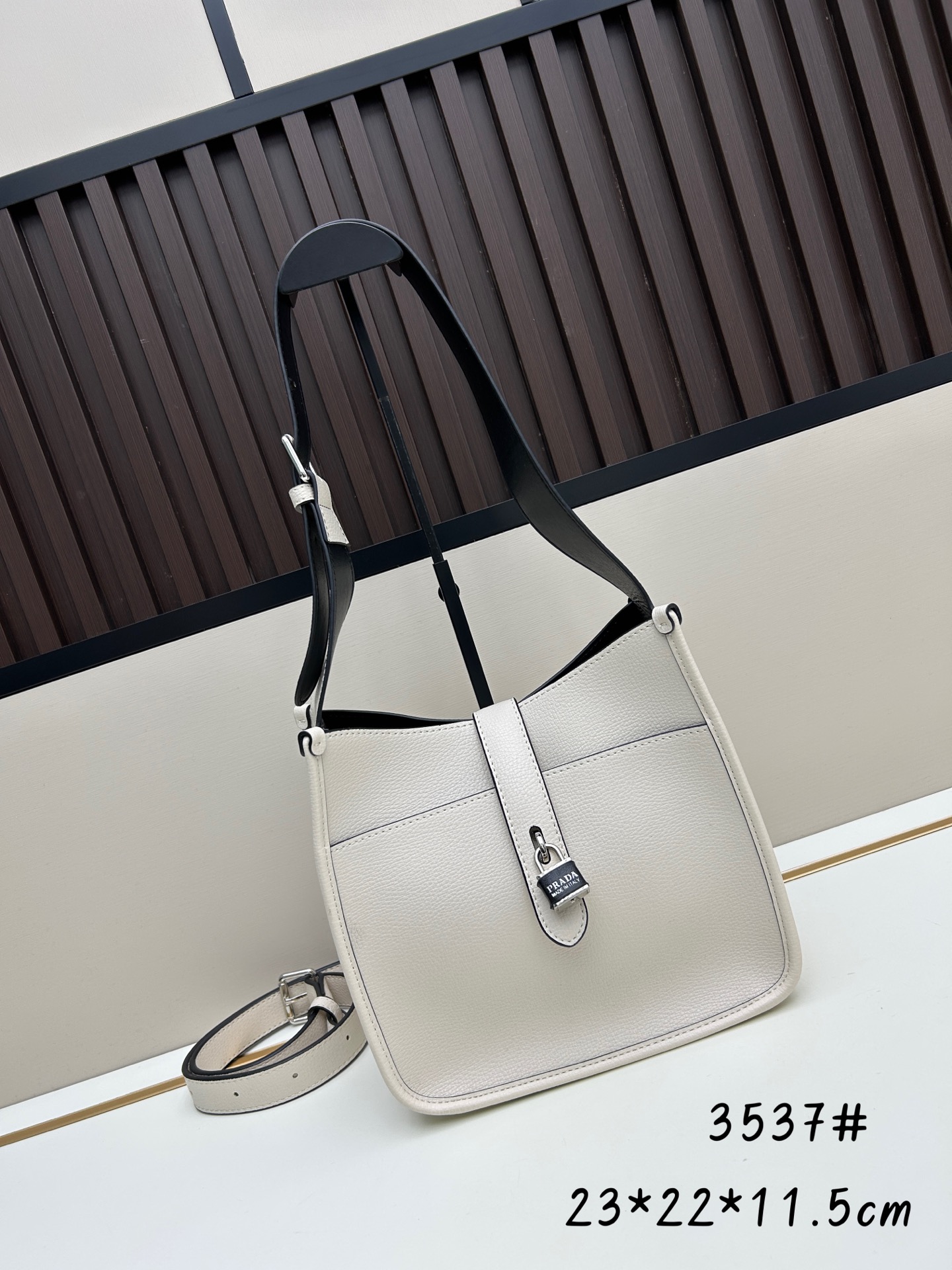 Givenchy 独家首发-高品质 锁头包 火遍全球 2025 新款 手法 采用 小鹿纹 皮搭配 五金锁