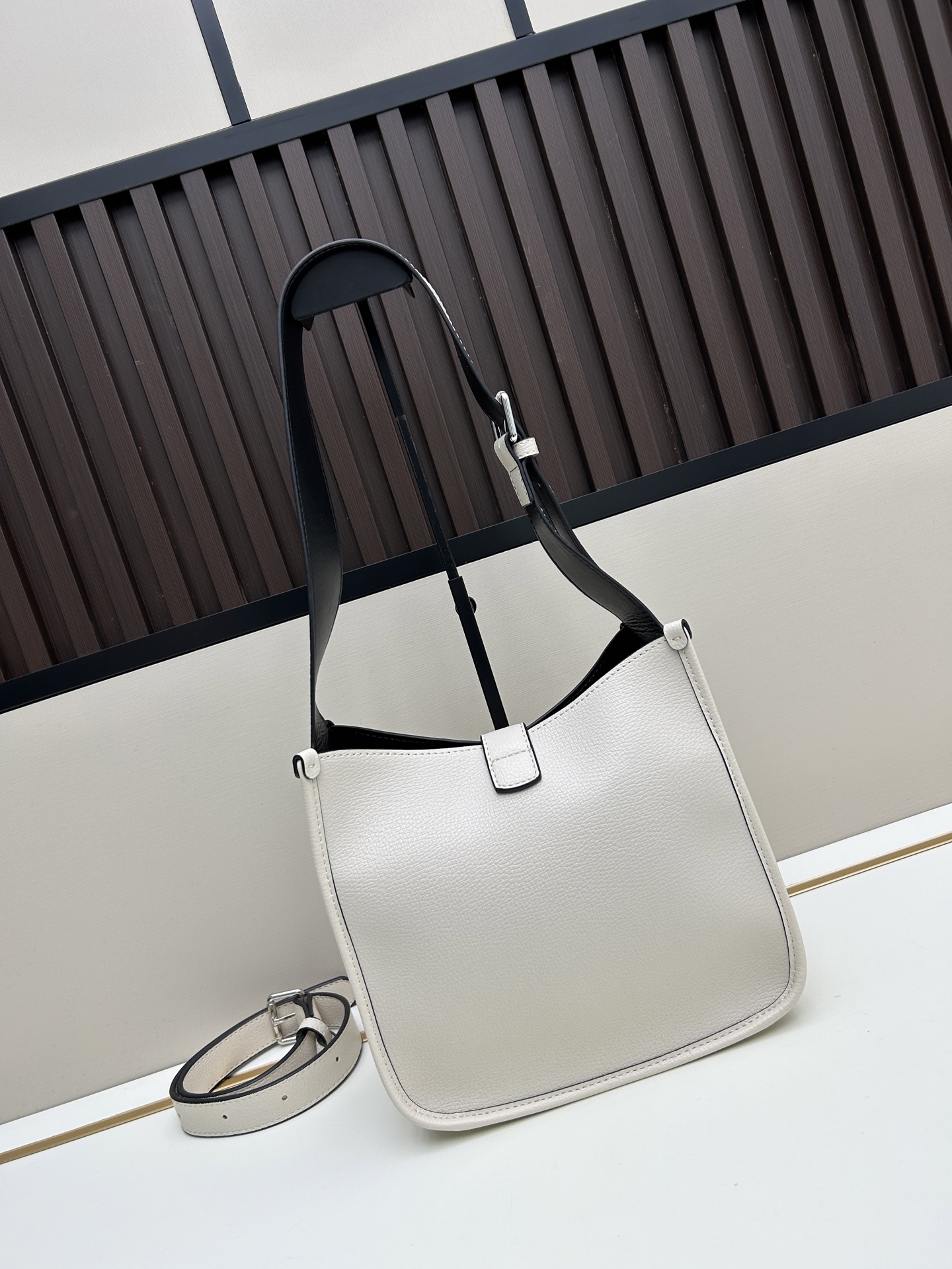 Givenchy 独家首发-高品质 锁头包 火遍全球 2025 新款 手法 采用 小鹿纹 皮搭配 五金锁