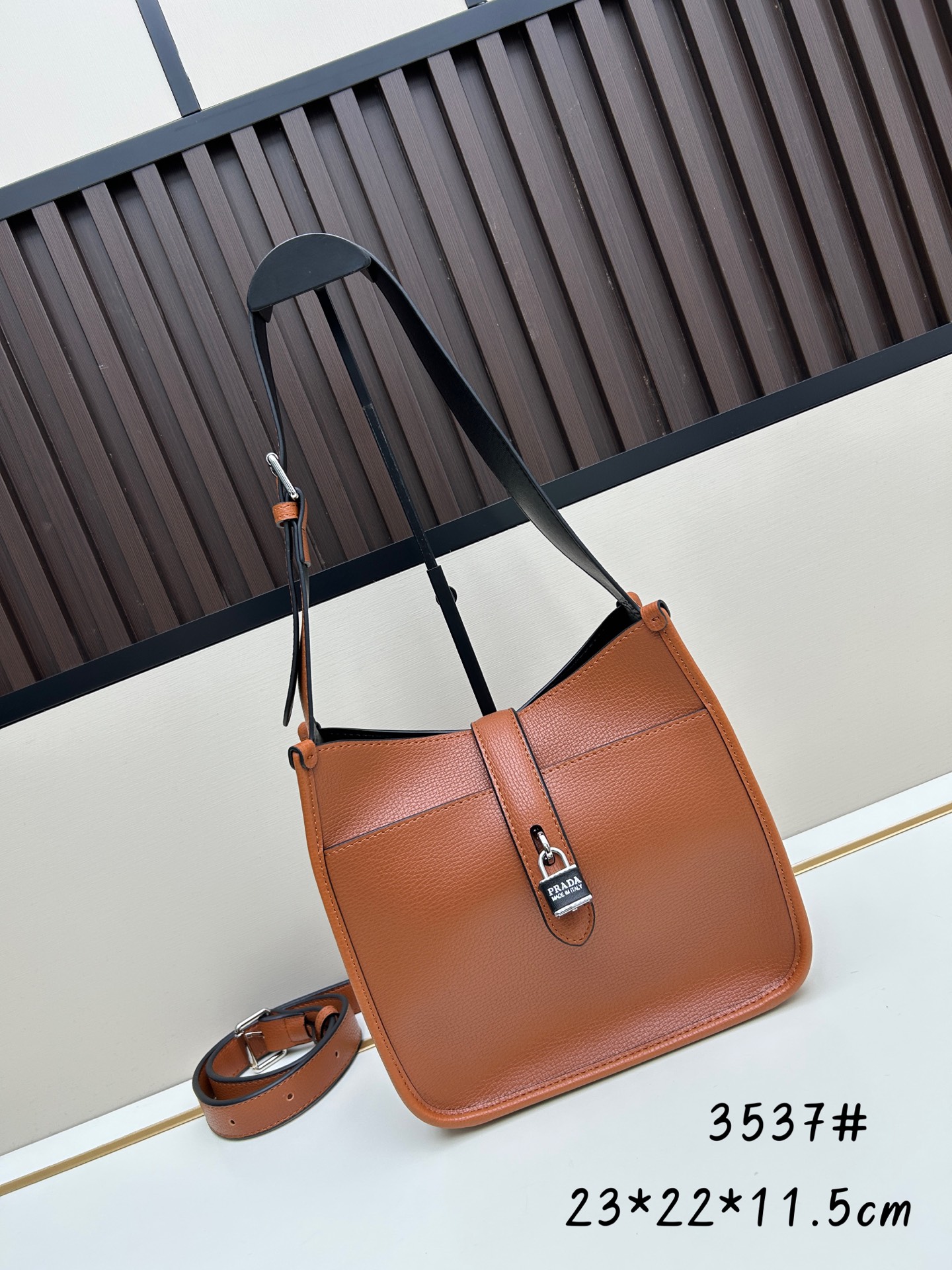 Givenchy 独家首发-高品质 锁头包 火遍全球 2025 新款 手法 采用 小鹿纹 皮搭配 五金锁