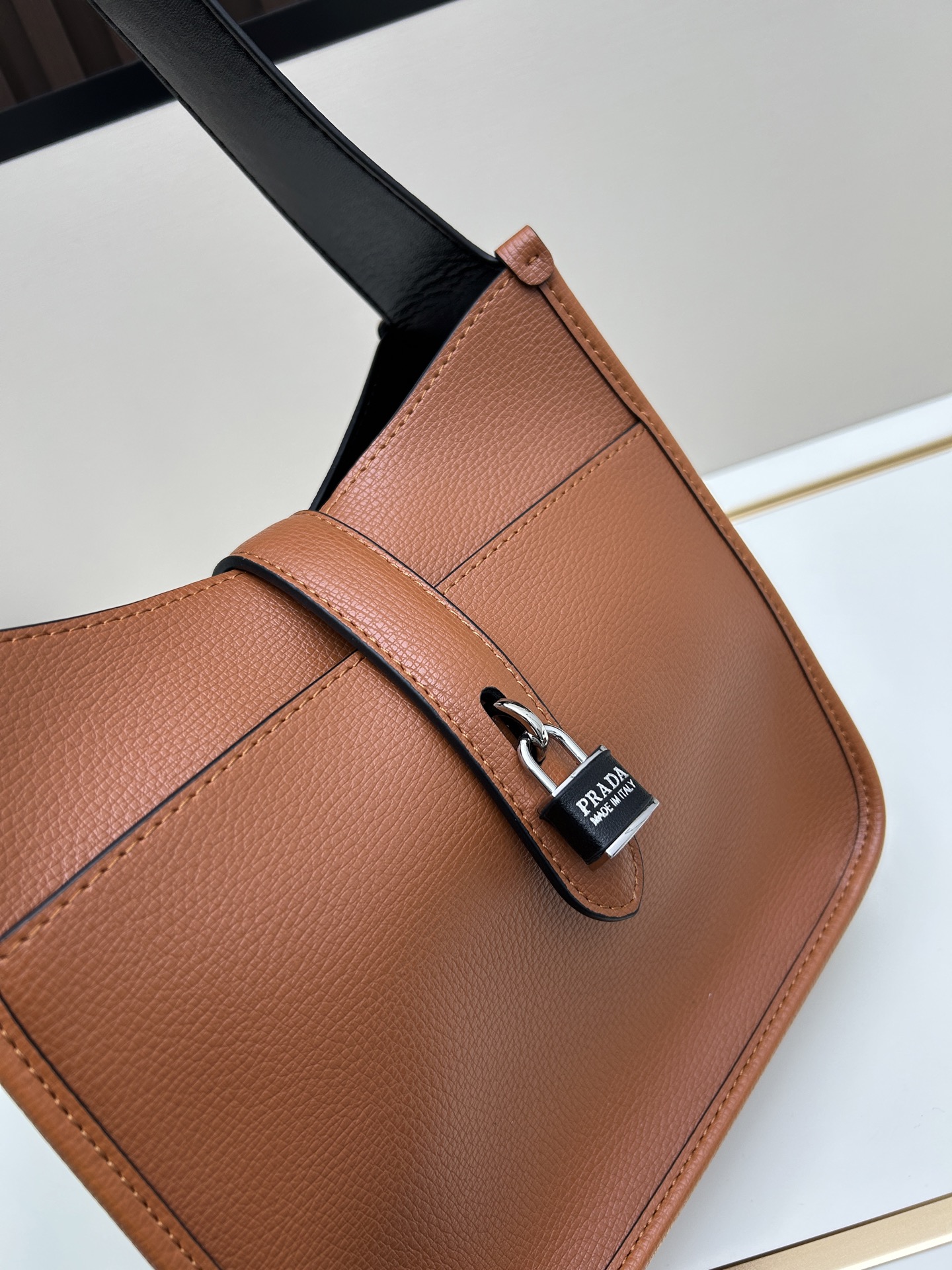 Givenchy 独家首发-高品质 锁头包 火遍全球 2025 新款 手法 采用 小鹿纹 皮搭配 五金锁