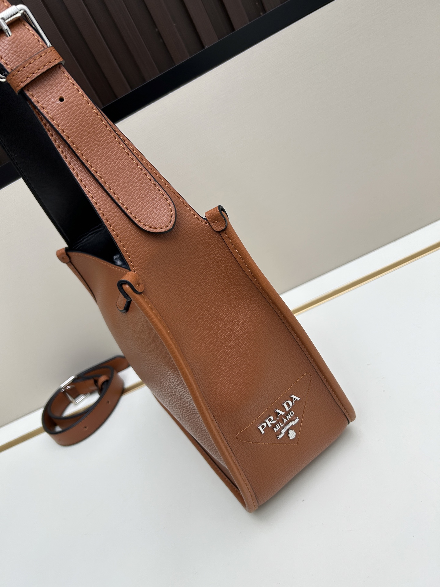 Givenchy 独家首发-高品质 锁头包 火遍全球 2025 新款 手法 采用 小鹿纹 皮搭配 五金锁