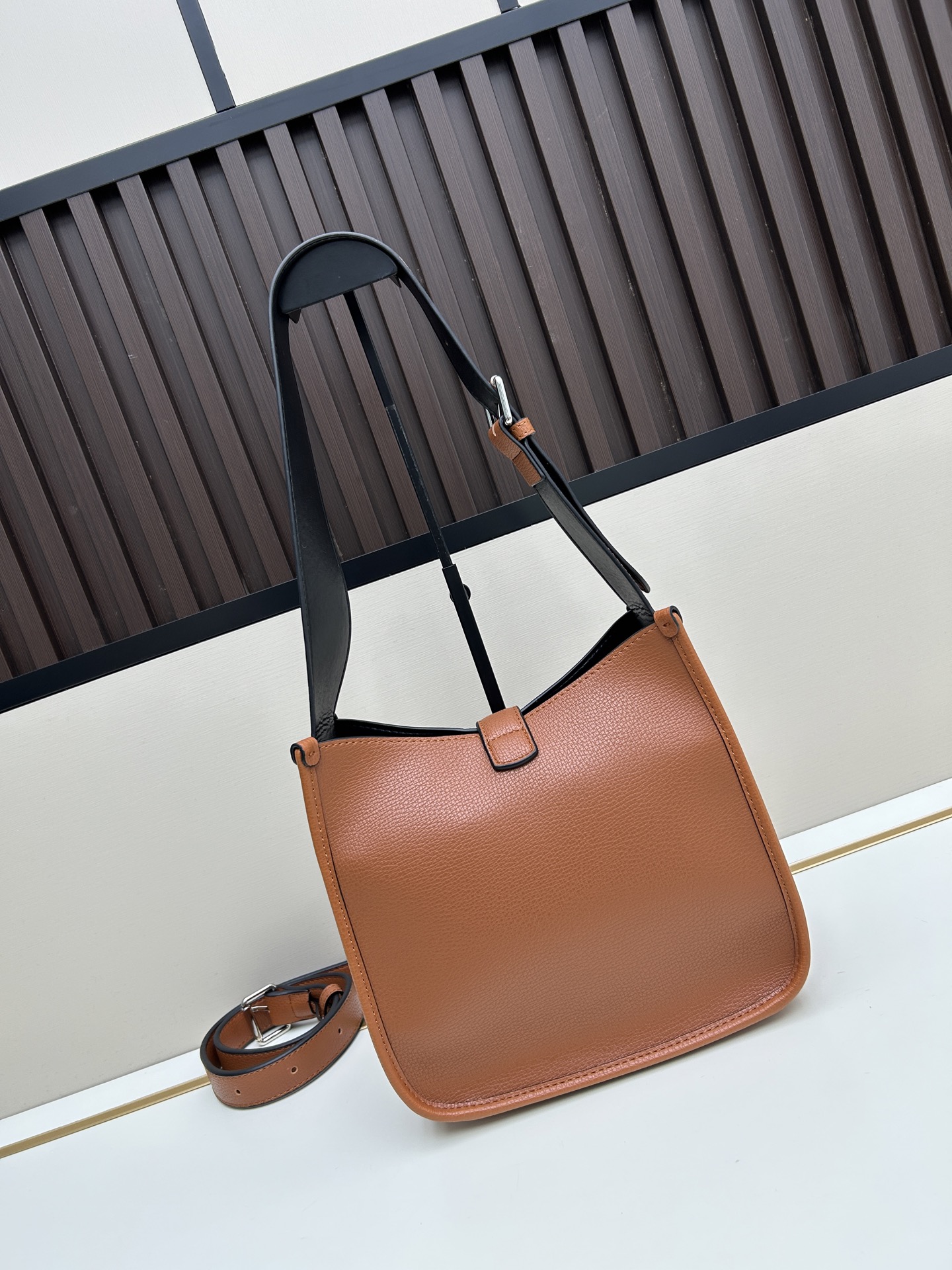 Givenchy 独家首发-高品质 锁头包 火遍全球 2025 新款 手法 采用 小鹿纹 皮搭配 五金锁