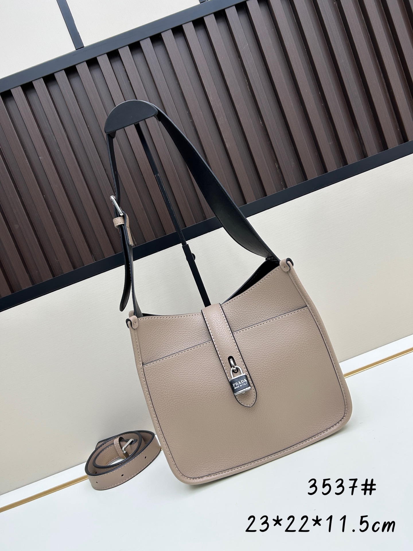 Givenchy 独家首发-高品质 锁头包 火遍全球 2025 新款 手法 采用 小鹿纹 皮搭配 五金锁