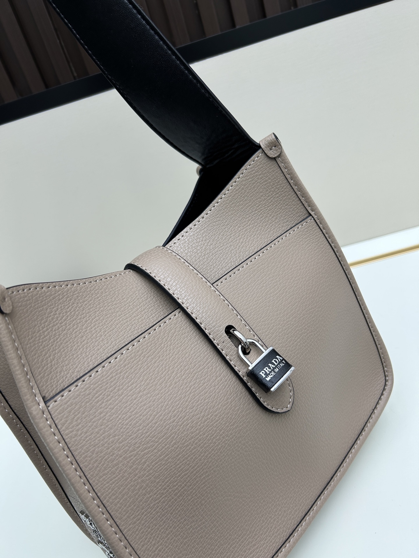 Givenchy 独家首发-高品质 锁头包 火遍全球 2025 新款 手法 采用 小鹿纹 皮搭配 五金锁