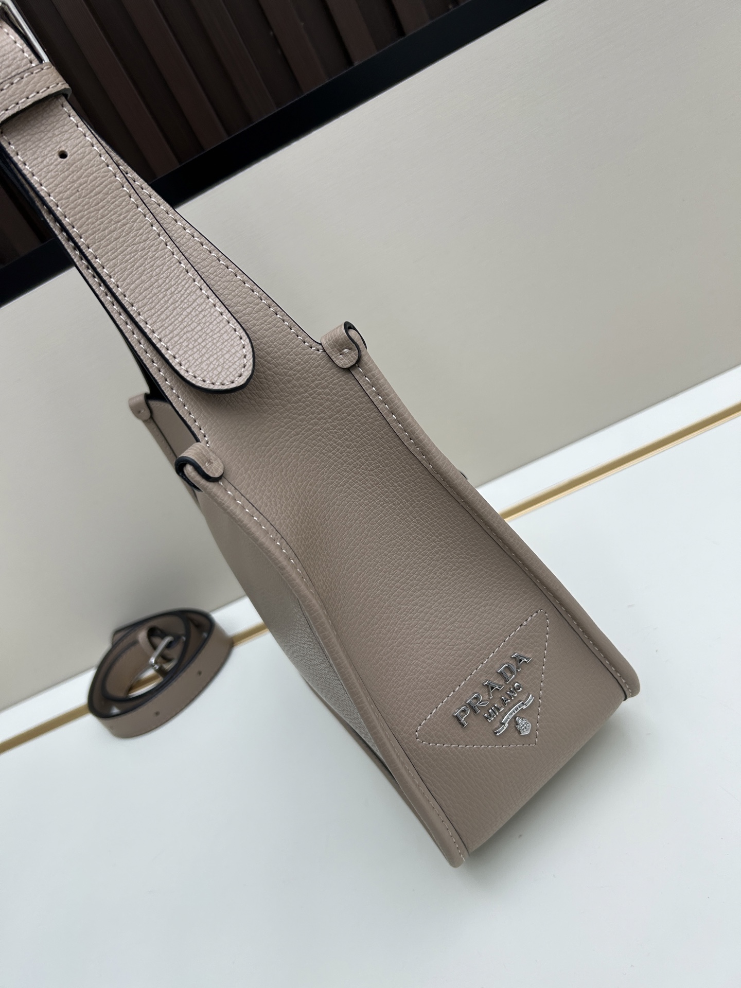 Givenchy 独家首发-高品质 锁头包 火遍全球 2025 新款 手法 采用 小鹿纹 皮搭配 五金锁