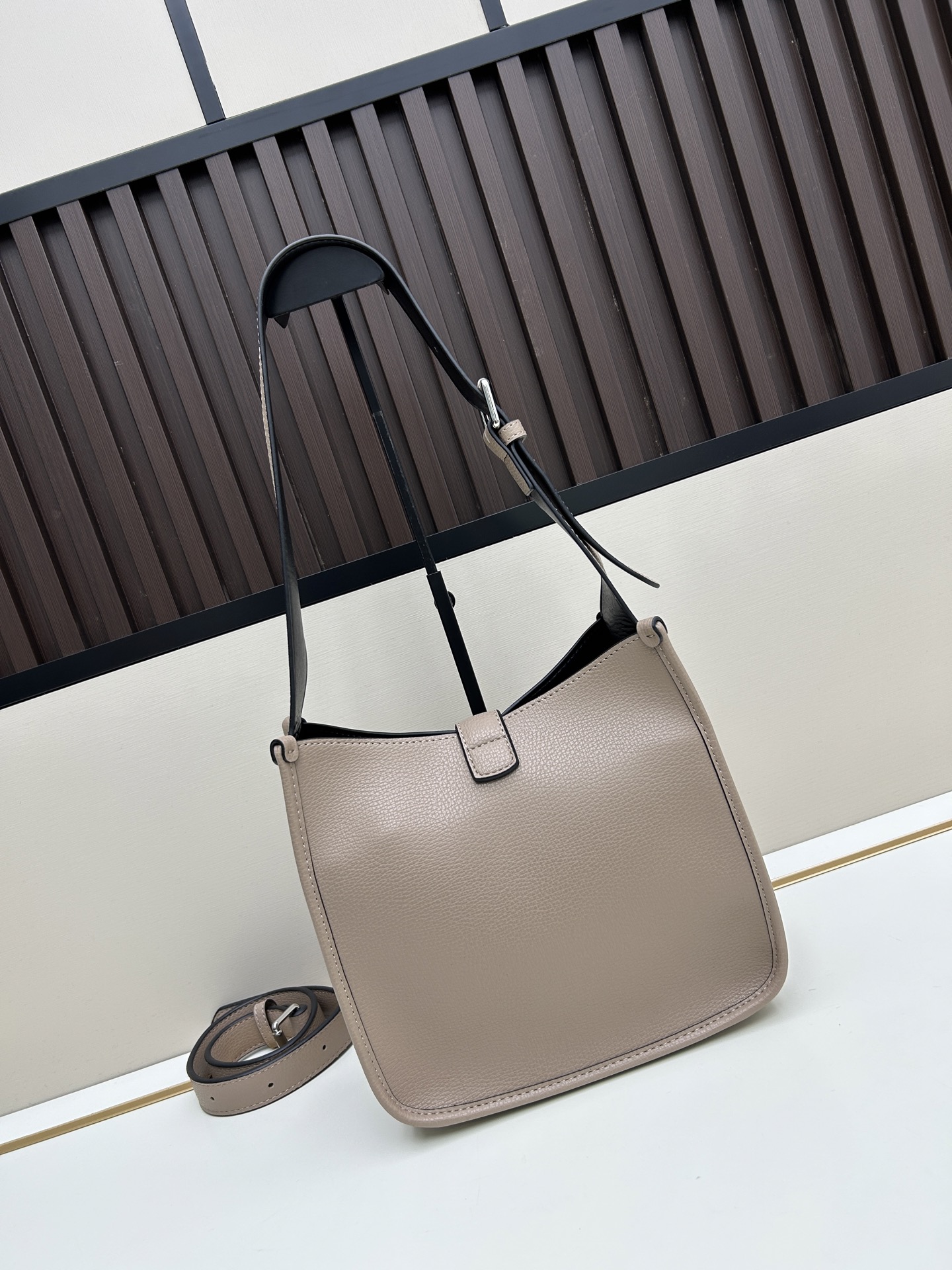 Givenchy 独家首发-高品质 锁头包 火遍全球 2025 新款 手法 采用 小鹿纹 皮搭配 五金锁