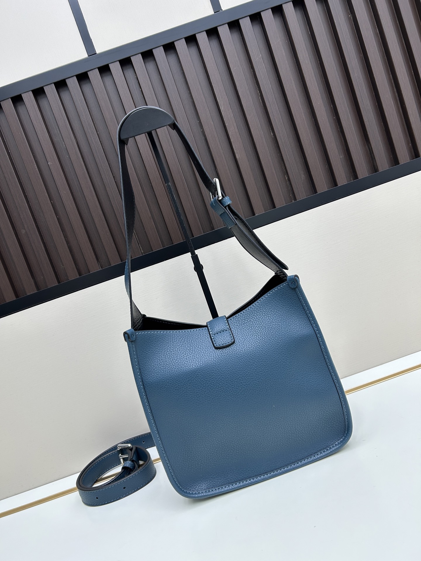 Givenchy 独家首发-高品质 锁头包 火遍全球 2025 新款 手法 采用 小鹿纹 皮搭配 五金锁