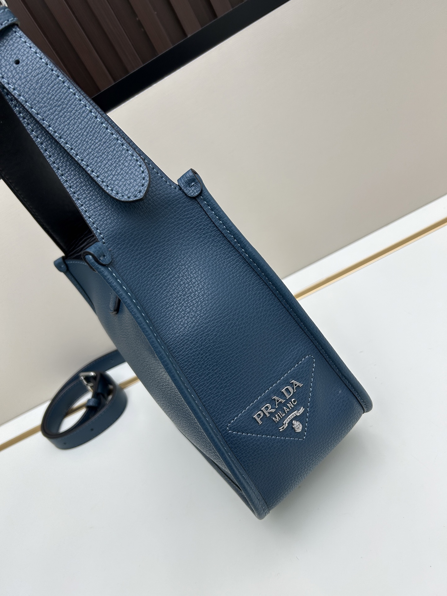Givenchy 独家首发-高品质 锁头包 火遍全球 2025 新款 手法 采用 小鹿纹 皮搭配 五金锁
