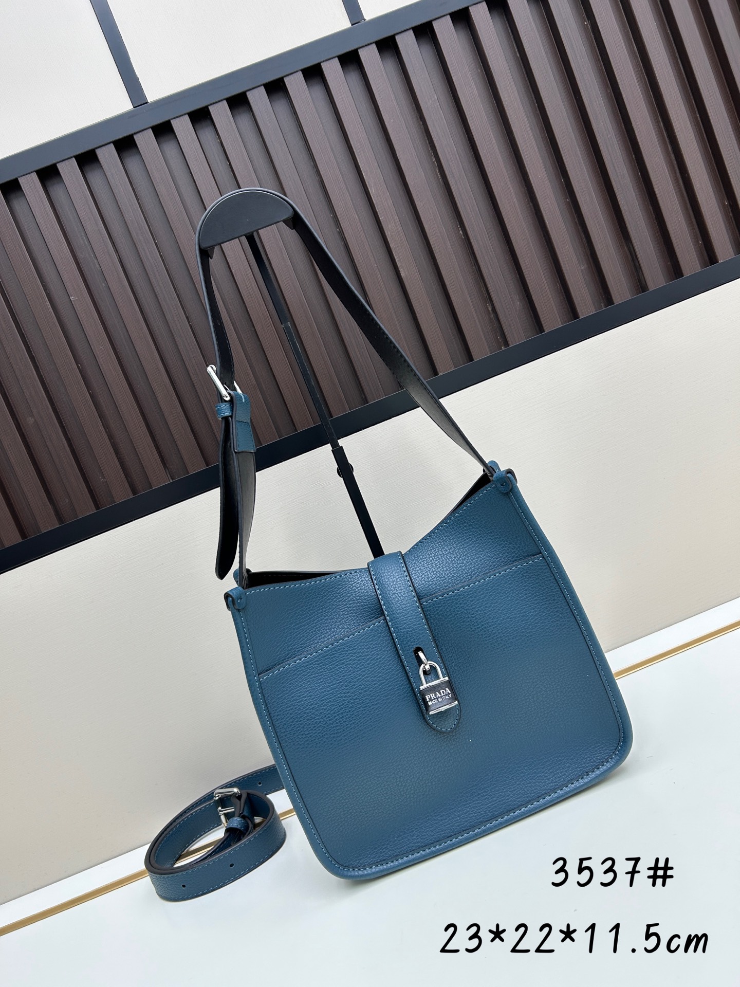 Givenchy 独家首发-高品质 锁头包 火遍全球 2025 新款 手法 采用 小鹿纹 皮搭配 五金锁