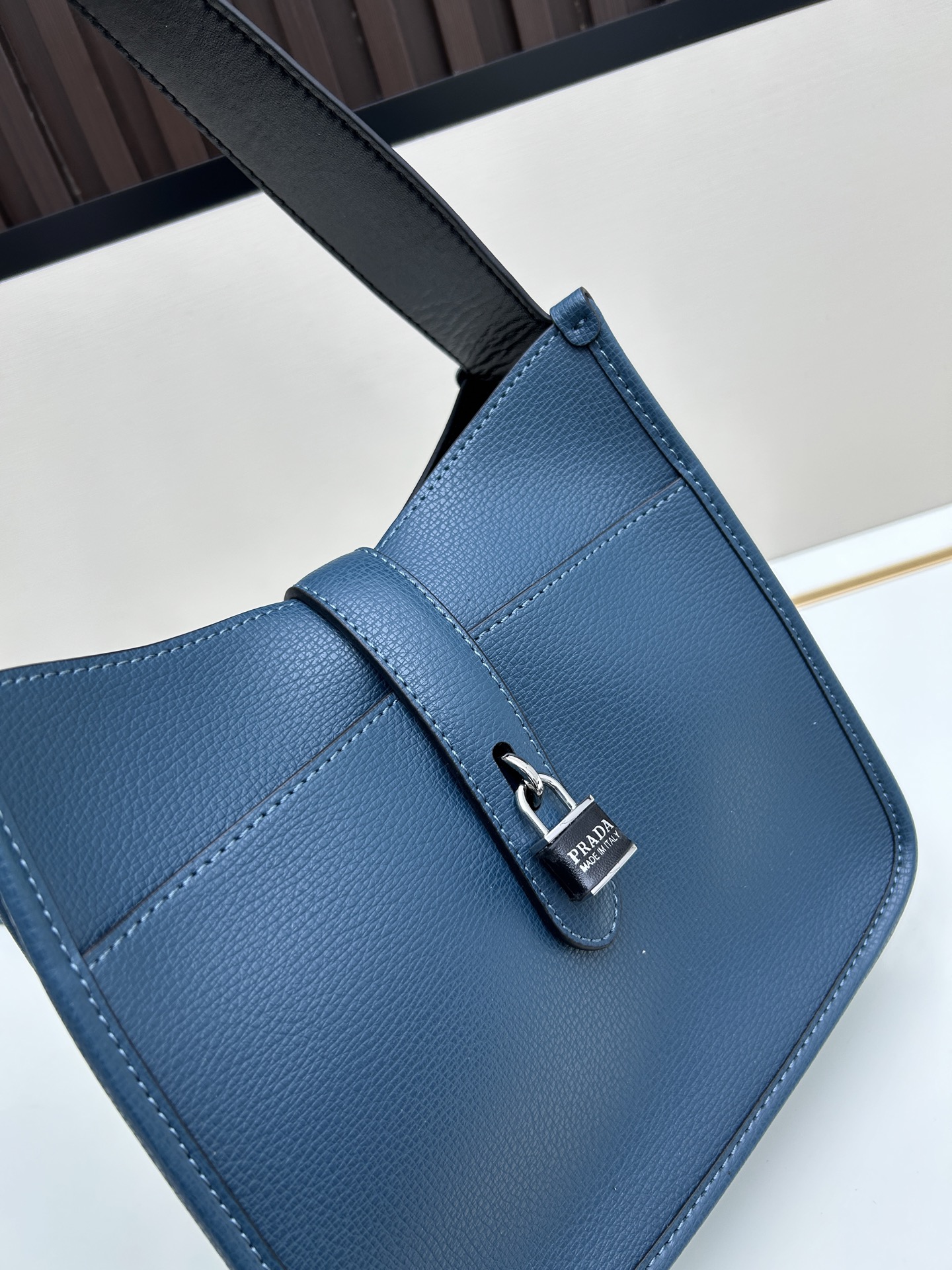 Givenchy 独家首发-高品质 锁头包 火遍全球 2025 新款 手法 采用 小鹿纹 皮搭配 五金锁