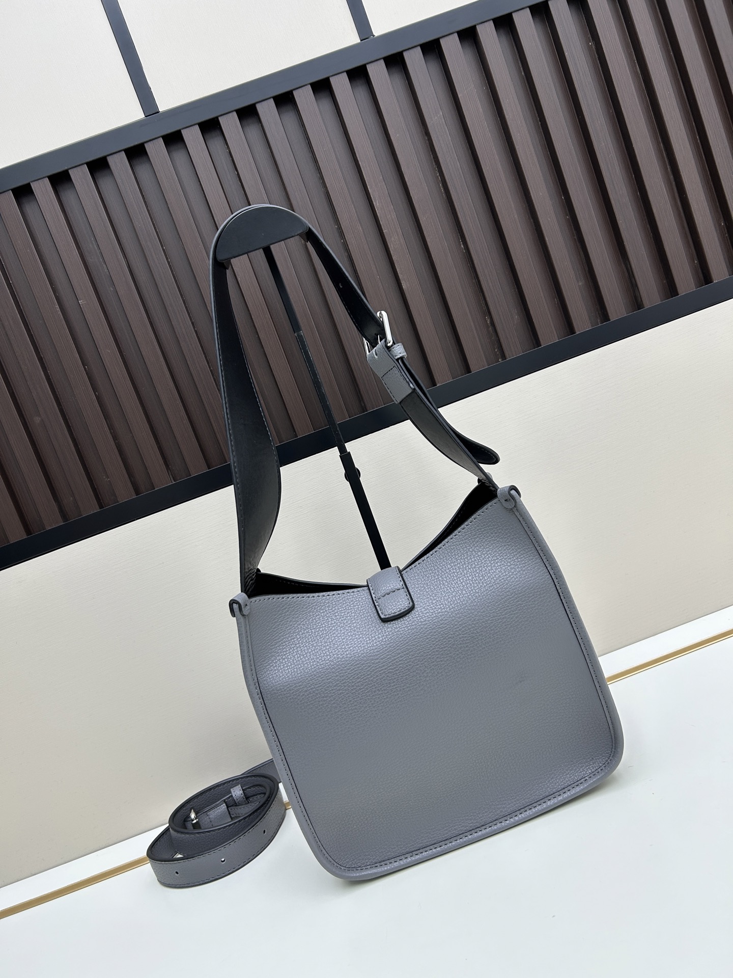 Givenchy 独家首发-高品质 锁头包 火遍全球 2025 新款 手法 采用 小鹿纹 皮搭配 五金锁