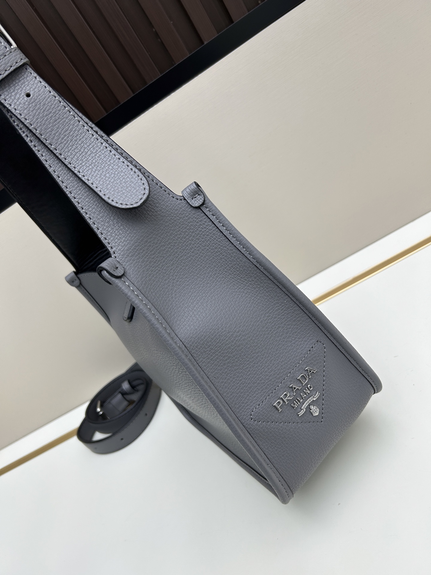 Givenchy 独家首发-高品质 锁头包 火遍全球 2025 新款 手法 采用 小鹿纹 皮搭配 五金锁
