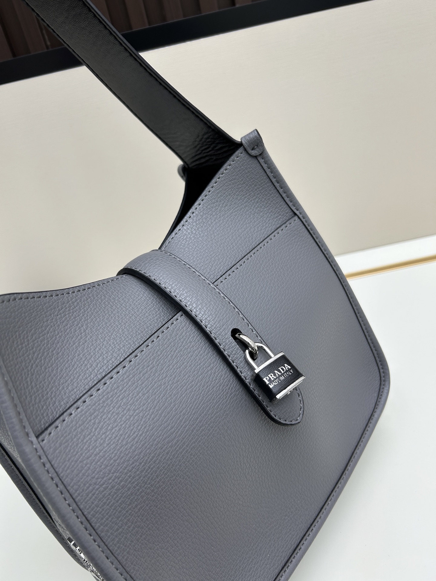 Givenchy 独家首发-高品质 锁头包 火遍全球 2025 新款 手法 采用 小鹿纹 皮搭配 五金锁