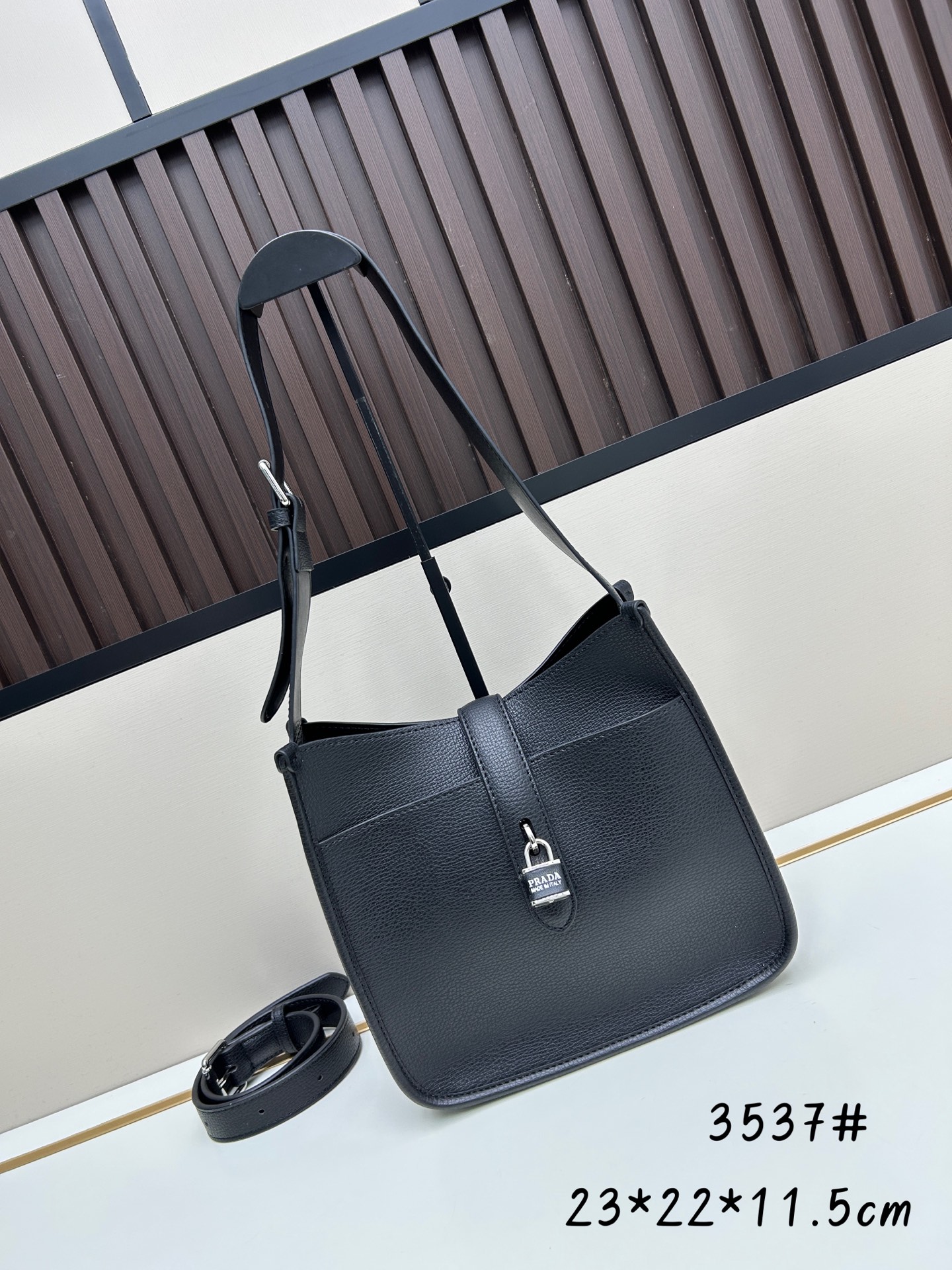 Givenchy 独家首发-高品质 锁头包 火遍全球 2025 新款 手法 采用 小鹿纹 皮搭配 五金锁