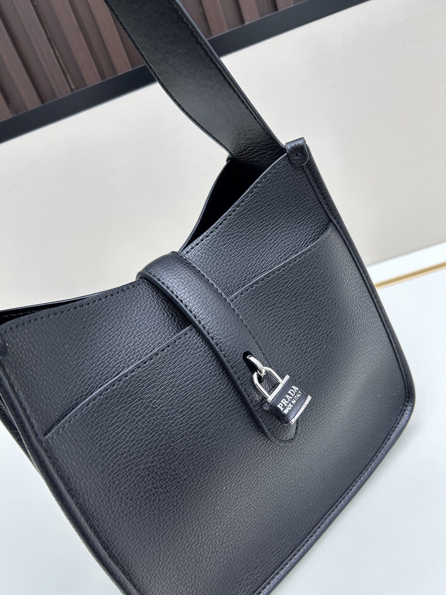 Givenchy 独家首发-高品质 锁头包 火遍全球 2025 新款 手法 采用 小鹿纹 皮搭配 五金锁