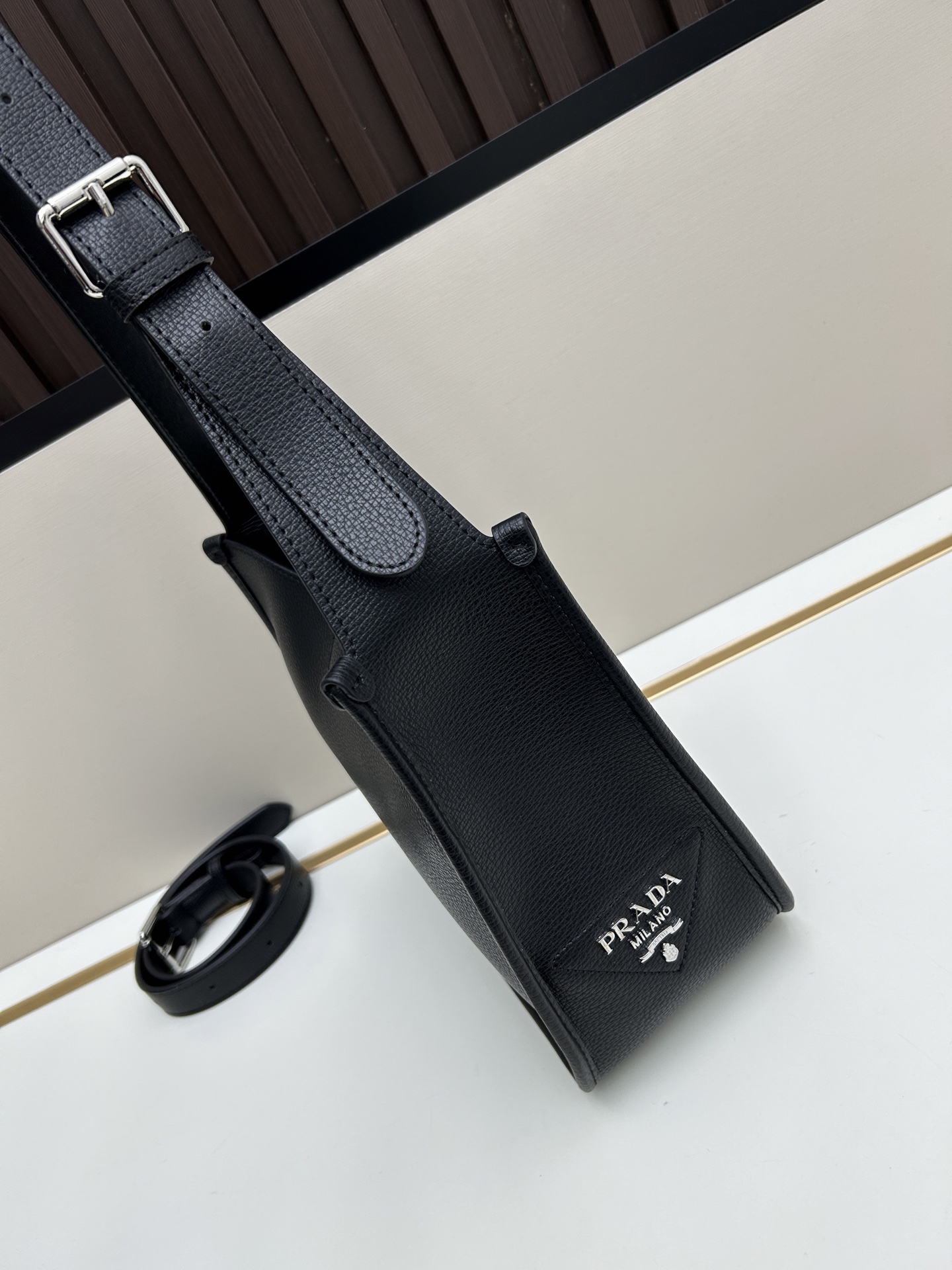 Givenchy 独家首发-高品质 锁头包 火遍全球 2025 新款 手法 采用 小鹿纹 皮搭配 五金锁