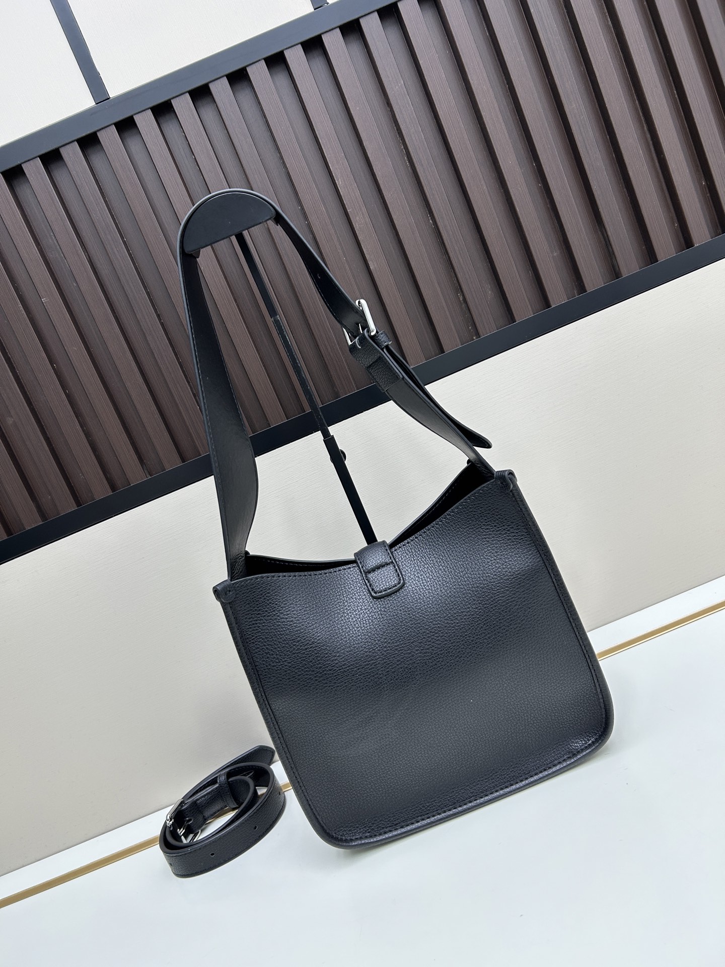 Givenchy 独家首发-高品质 锁头包 火遍全球 2025 新款 手法 采用 小鹿纹 皮搭配 五金锁
