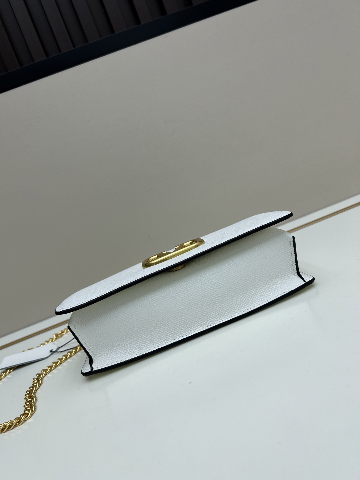 新品Valent**o Garavani VRING搭链手提设计：手掌纹牛皮精制而成，醒目标志性V字LO