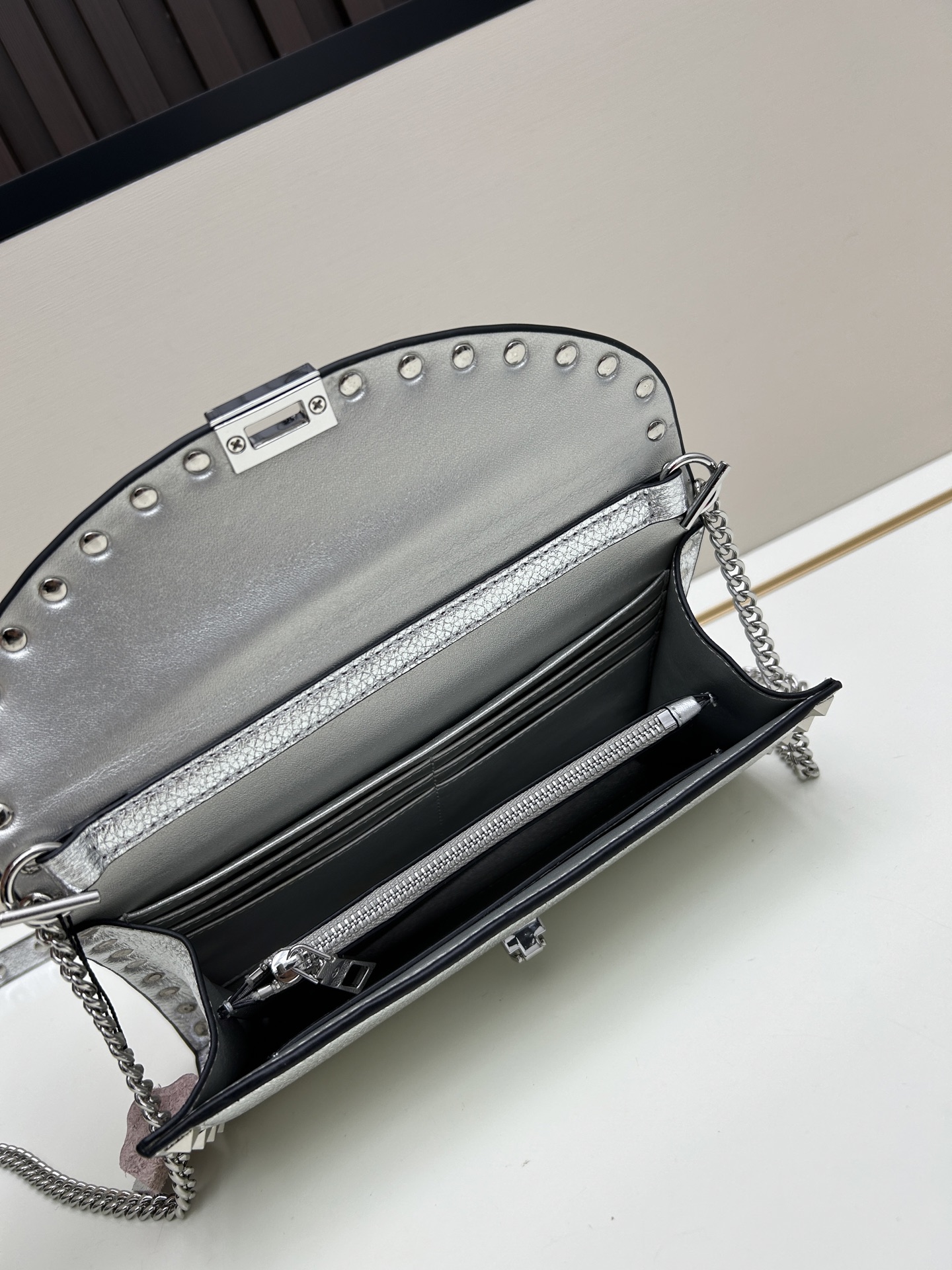 Garavani Rockstud 小号牛皮斜挎包，标志性的钩扣开合设计-金属工艺效果处理铆钉和配件-开