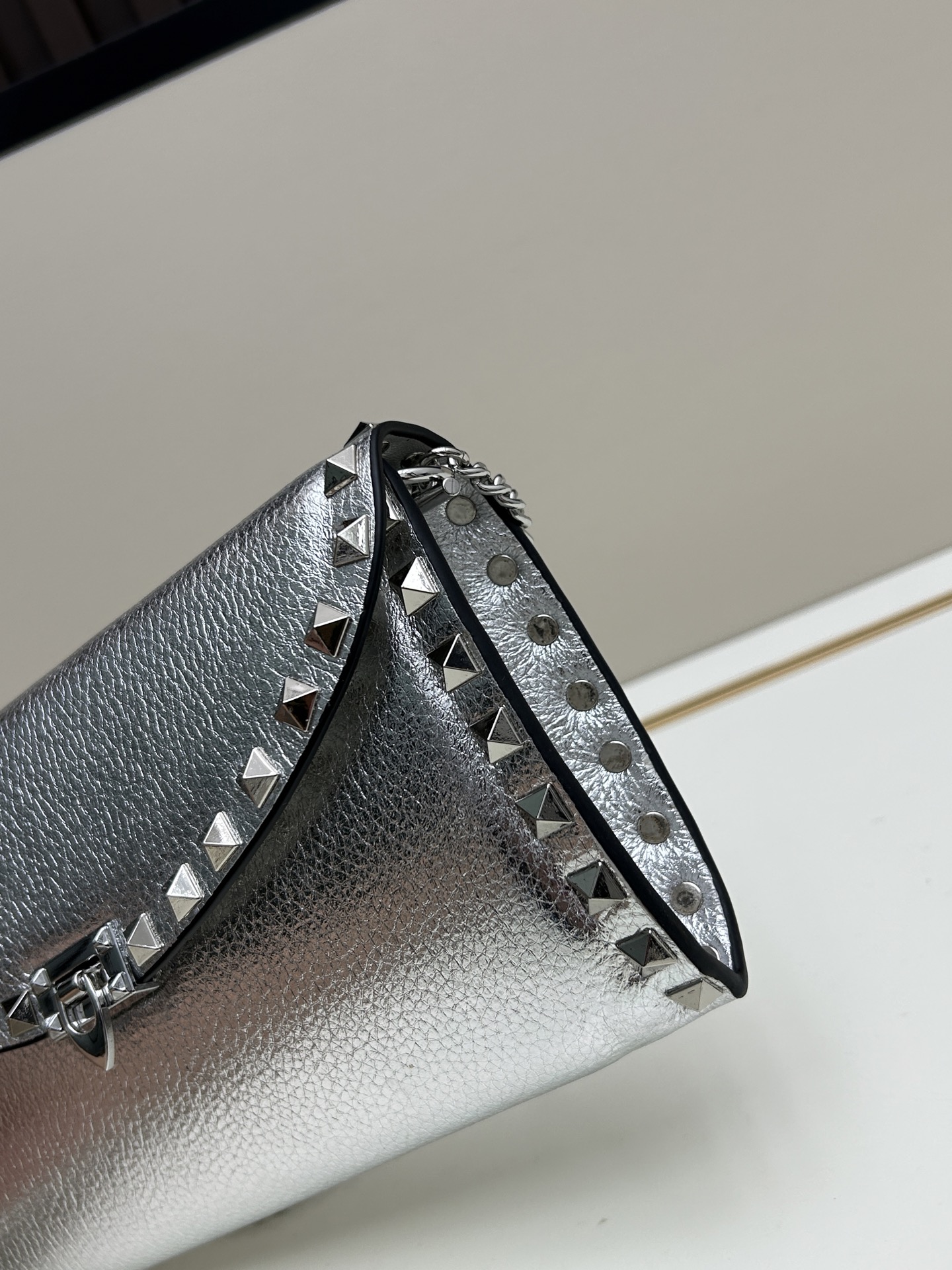 Garavani Rockstud 小号牛皮斜挎包，标志性的钩扣开合设计-金属工艺效果处理铆钉和配件-开