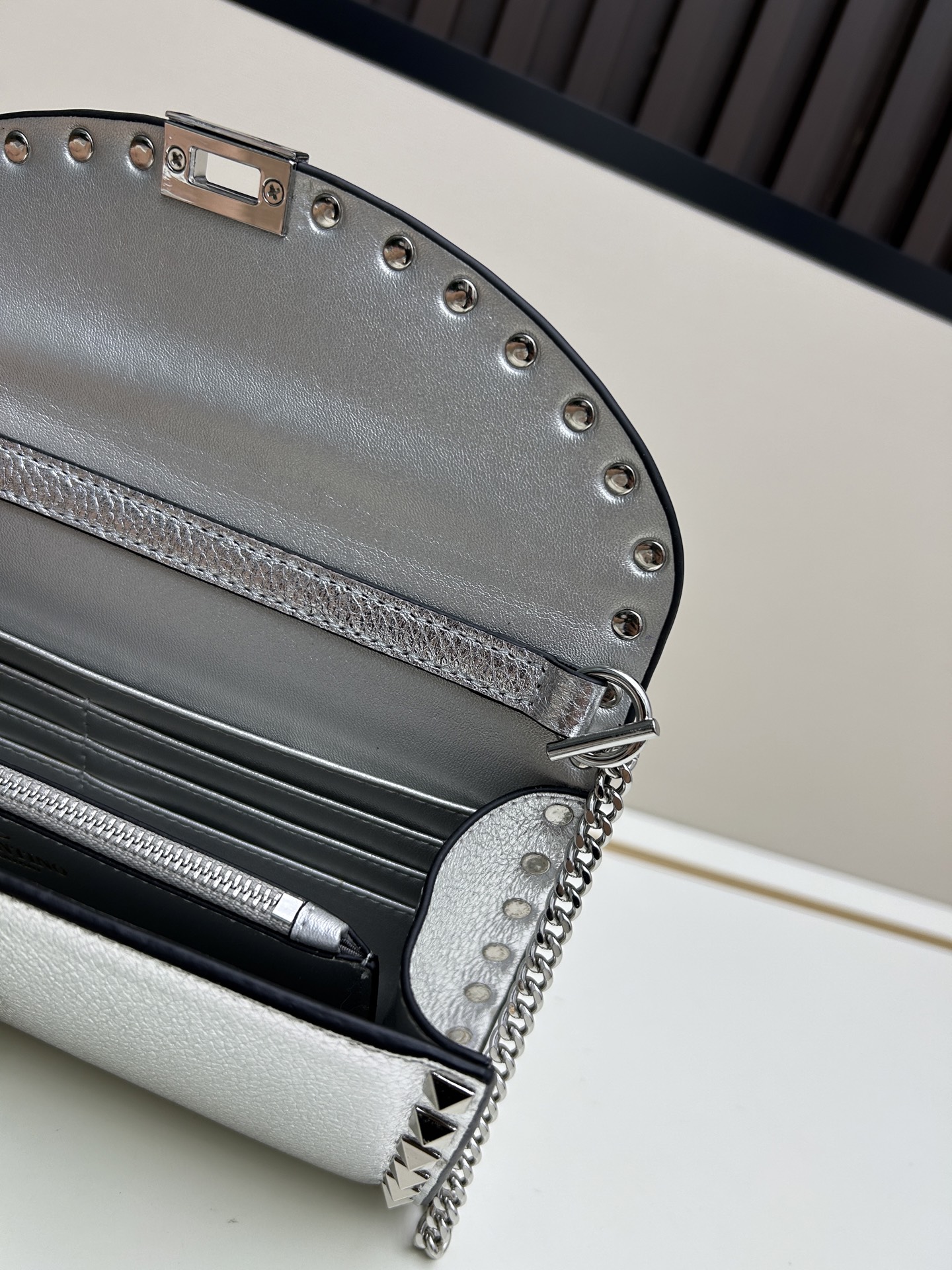 Garavani Rockstud 小号牛皮斜挎包，标志性的钩扣开合设计-金属工艺效果处理铆钉和配件-开