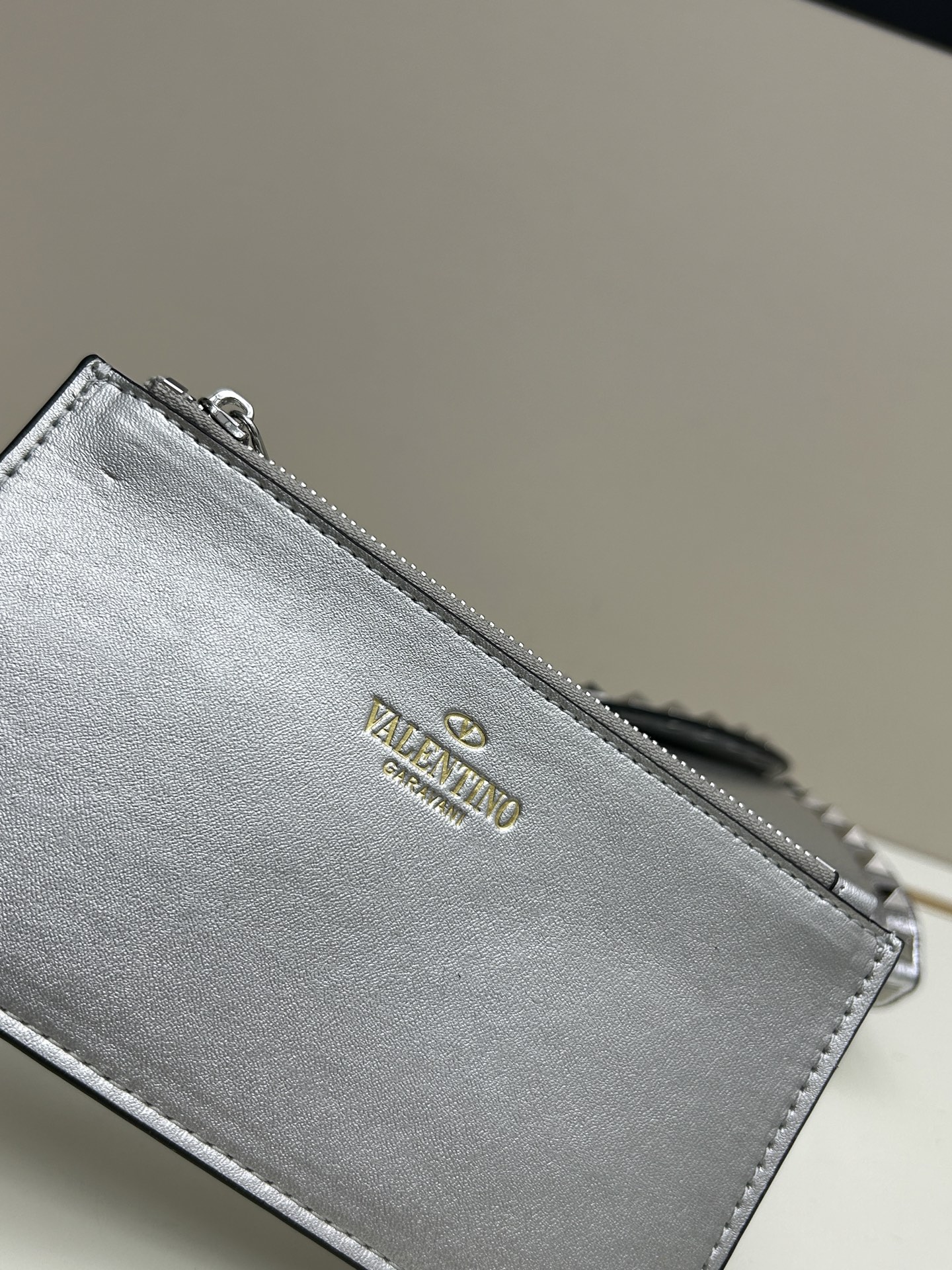 Garavani Rockstud 小号牛皮斜挎包，标志性的钩扣开合设计-金属工艺效果处理铆钉和配件-开