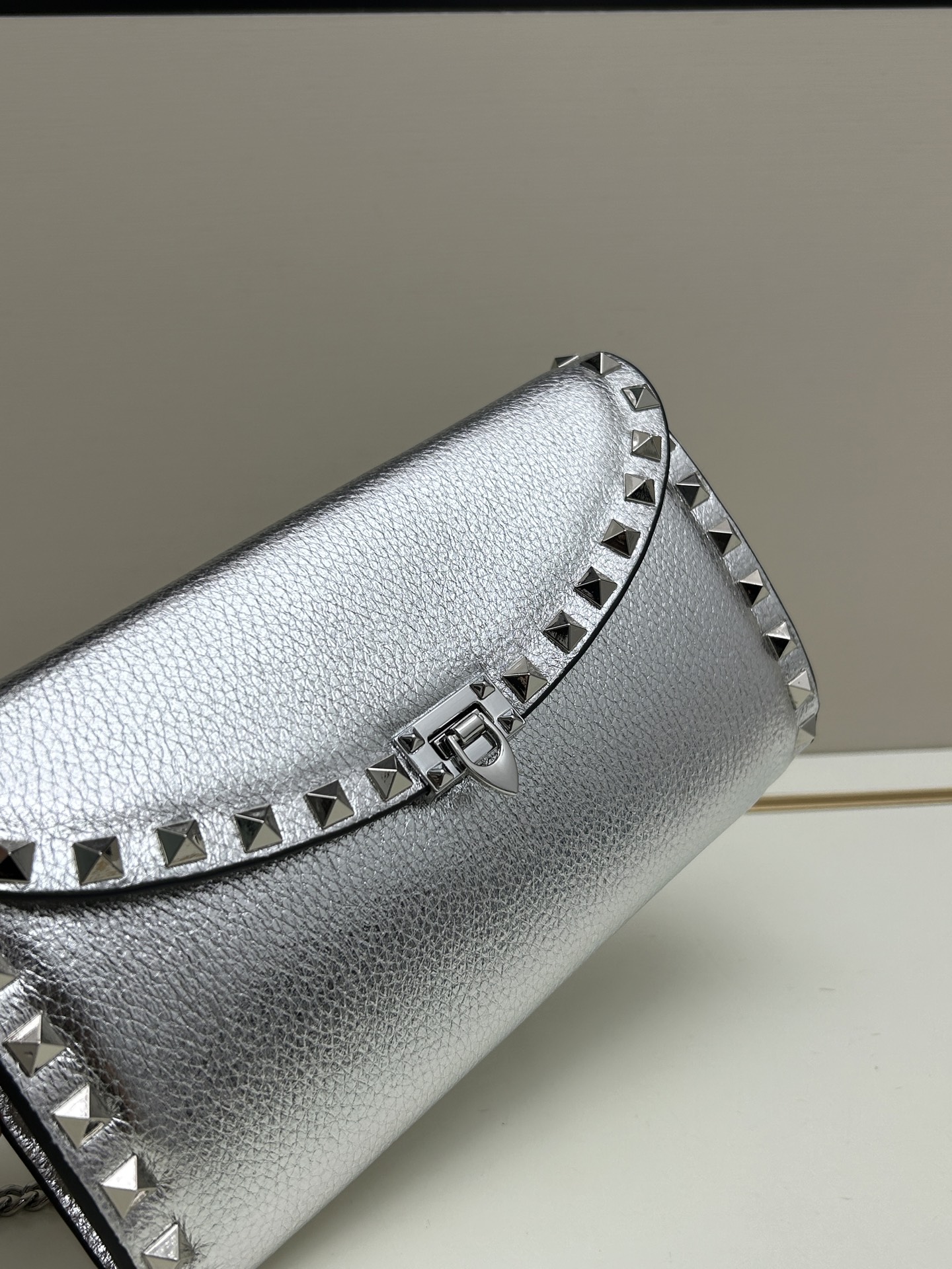 Garavani Rockstud 小号牛皮斜挎包，标志性的钩扣开合设计-金属工艺效果处理铆钉和配件-开