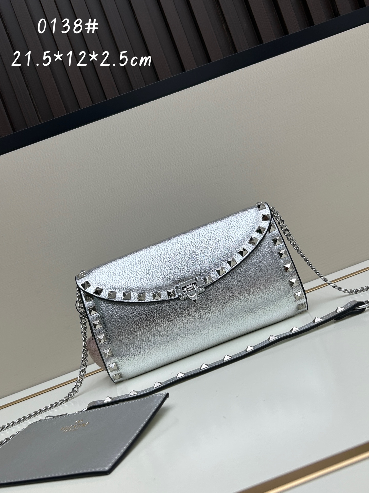 Garavani Rockstud 小号牛皮斜挎包，标志性的钩扣开合设计-金属工艺效果处理铆钉和配件-开