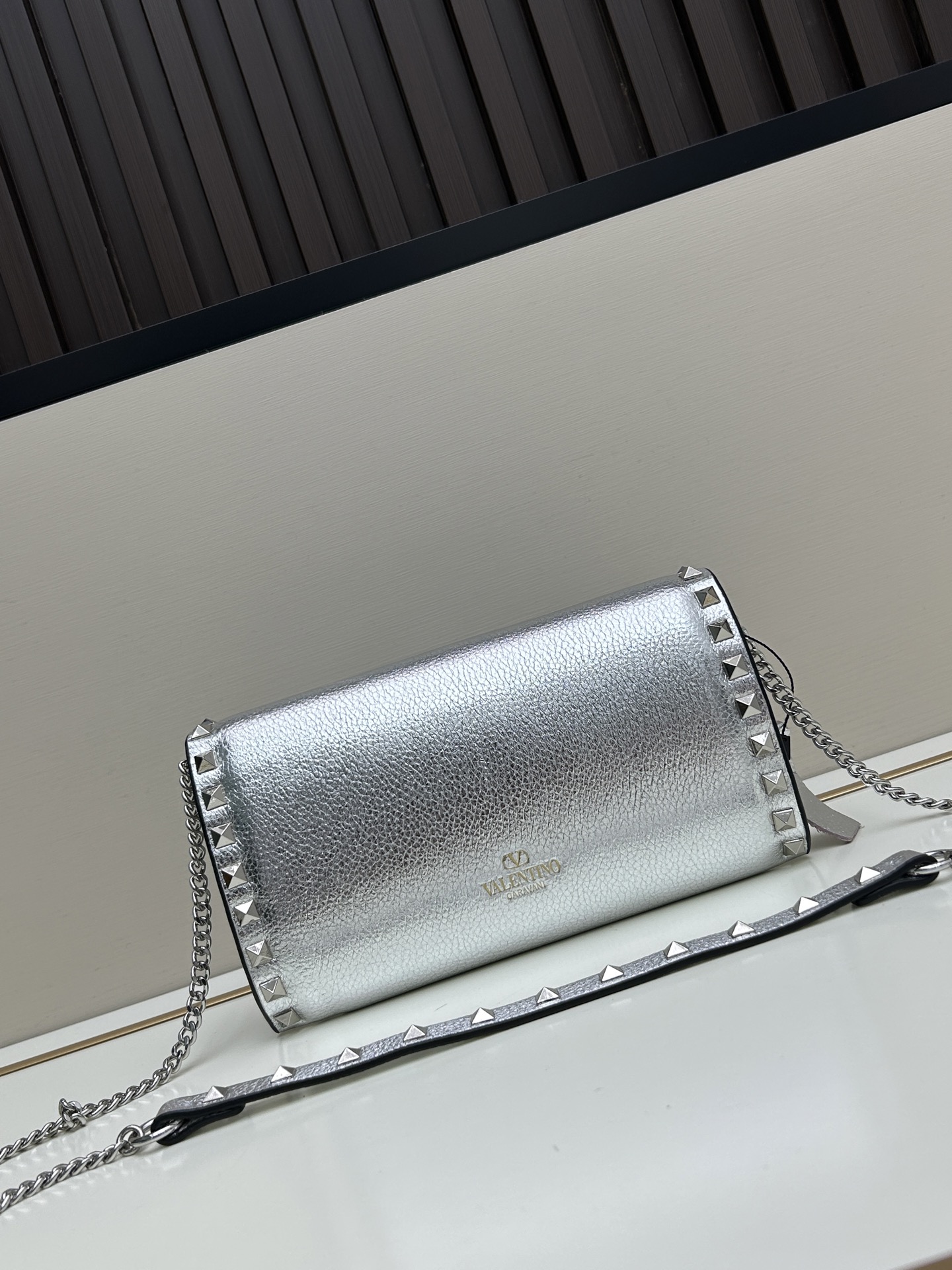 Garavani Rockstud 小号牛皮斜挎包，标志性的钩扣开合设计-金属工艺效果处理铆钉和配件-开