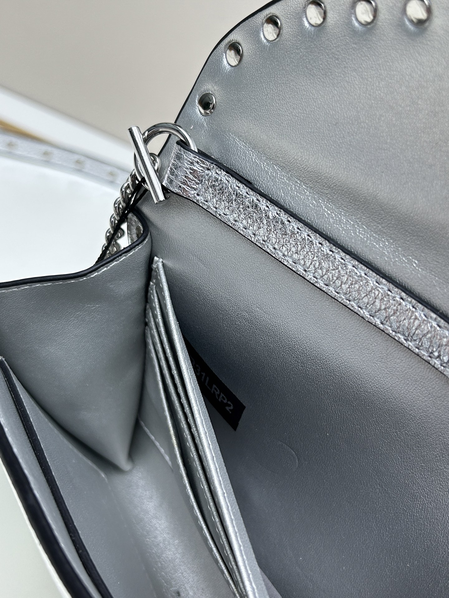 Garavani Rockstud 小号牛皮斜挎包，标志性的钩扣开合设计-金属工艺效果处理铆钉和配件-开