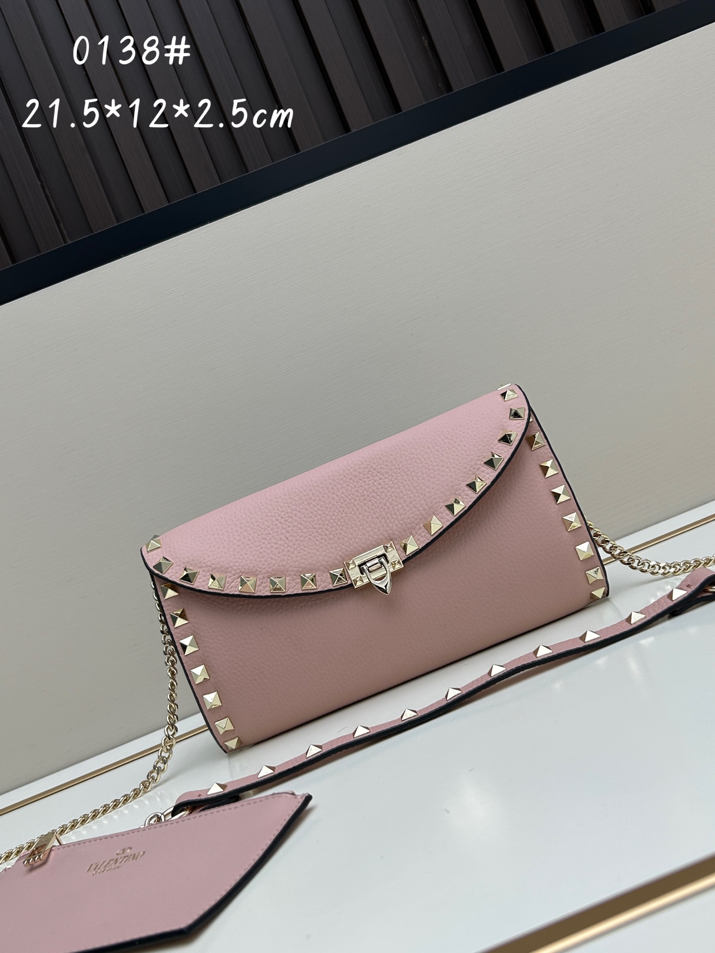 Garavani Rockstud 小号牛皮斜挎包，标志性的钩扣开合设计-金属工艺效果处理铆钉和配件-开