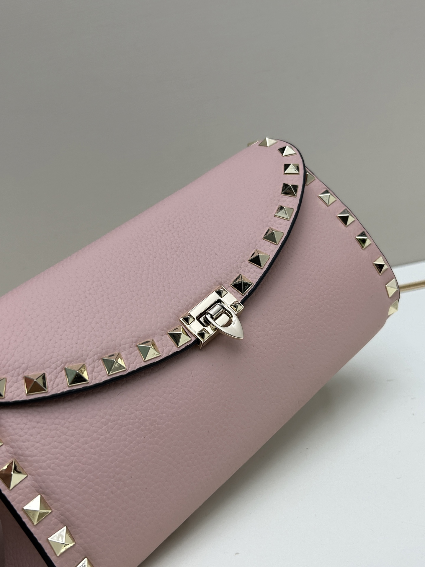 Garavani Rockstud 小号牛皮斜挎包，标志性的钩扣开合设计-金属工艺效果处理铆钉和配件-开