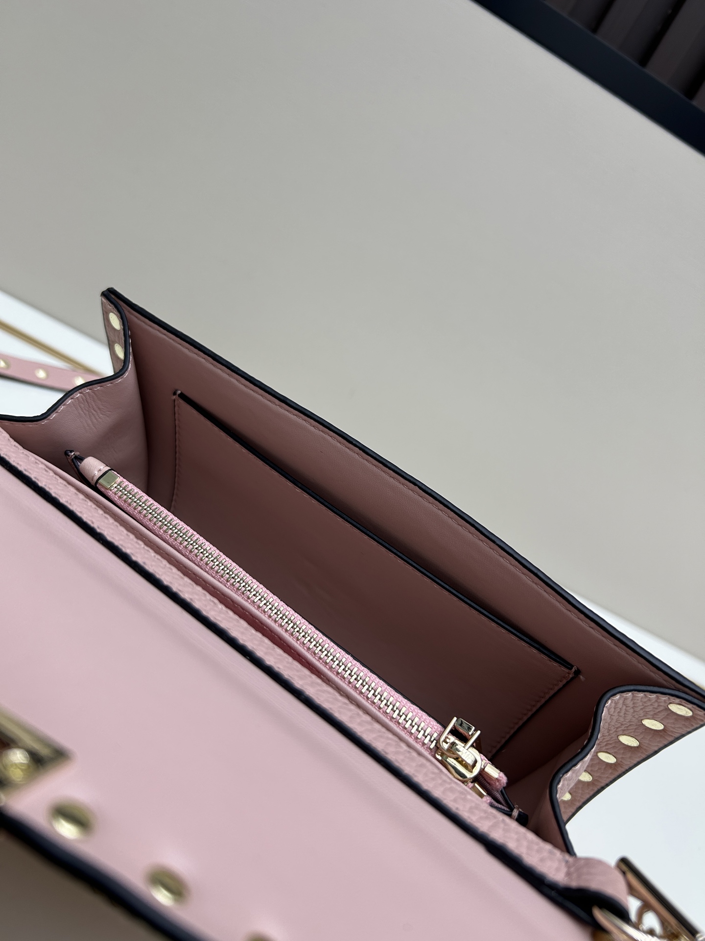 Garavani Rockstud 小号牛皮斜挎包，标志性的钩扣开合设计-金属工艺效果处理铆钉和配件-开