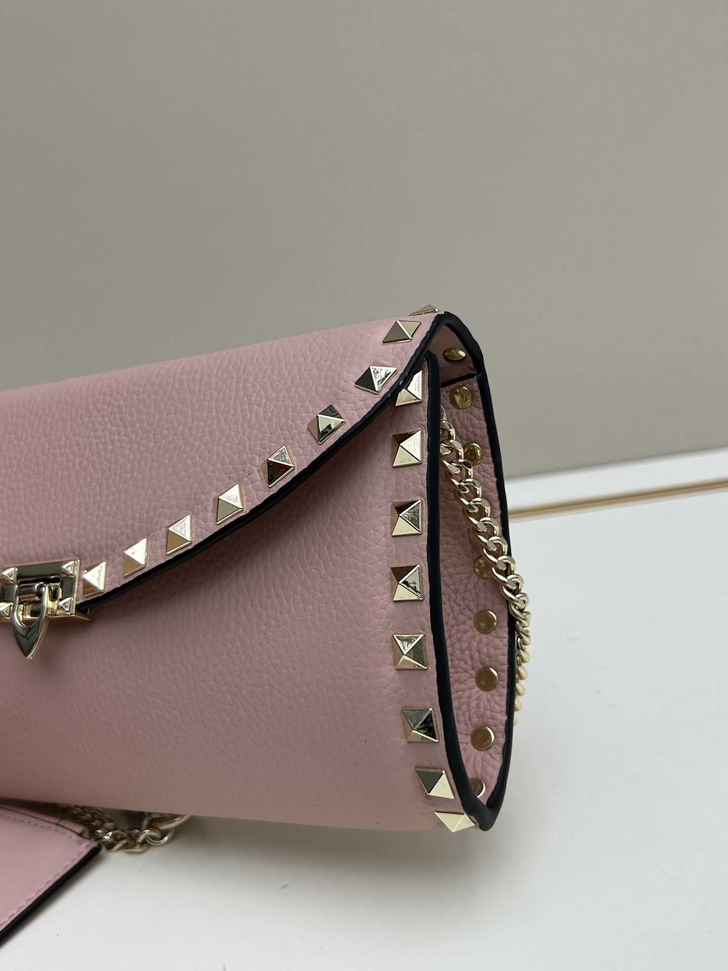 Garavani Rockstud 小号牛皮斜挎包，标志性的钩扣开合设计-金属工艺效果处理铆钉和配件-开