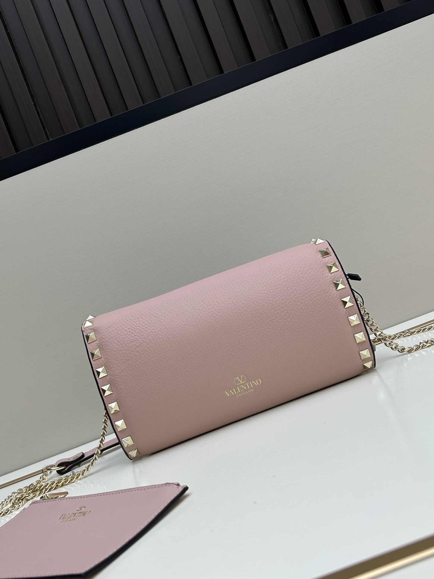 Garavani Rockstud 小号牛皮斜挎包，标志性的钩扣开合设计-金属工艺效果处理铆钉和配件-开