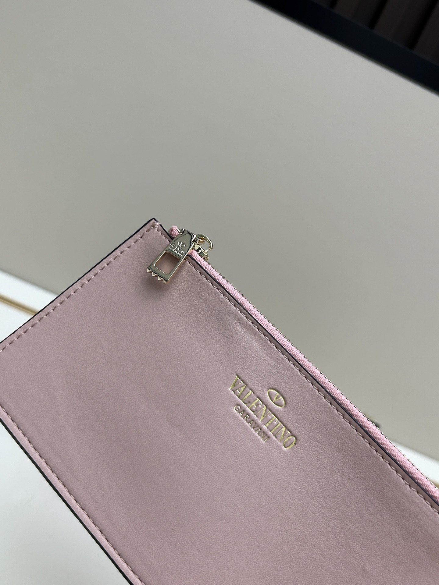 Garavani Rockstud 小号牛皮斜挎包，标志性的钩扣开合设计-金属工艺效果处理铆钉和配件-开