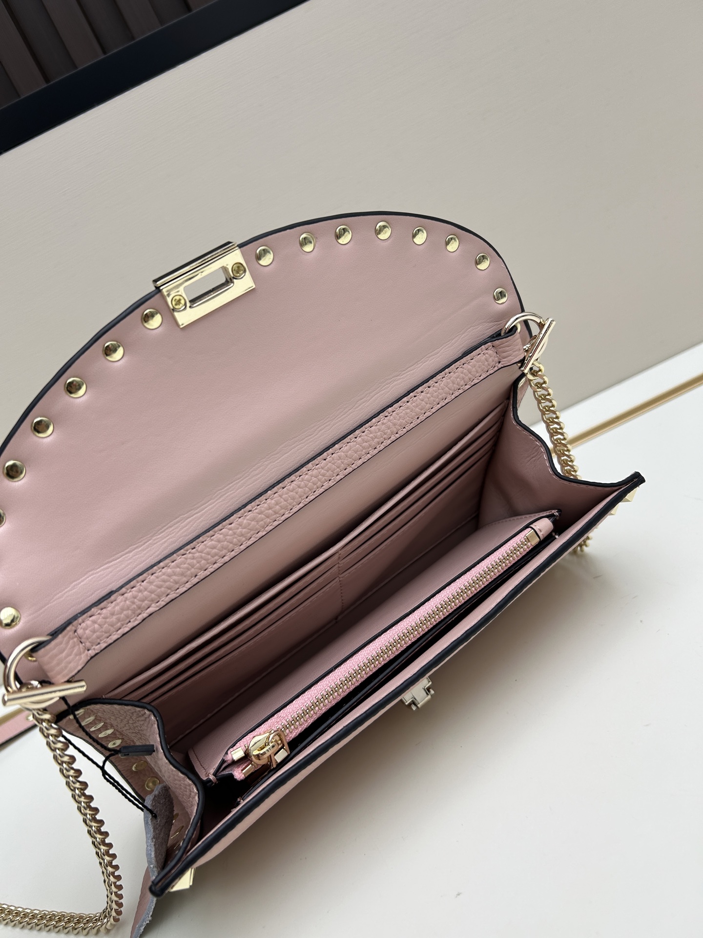 Garavani Rockstud 小号牛皮斜挎包，标志性的钩扣开合设计-金属工艺效果处理铆钉和配件-开