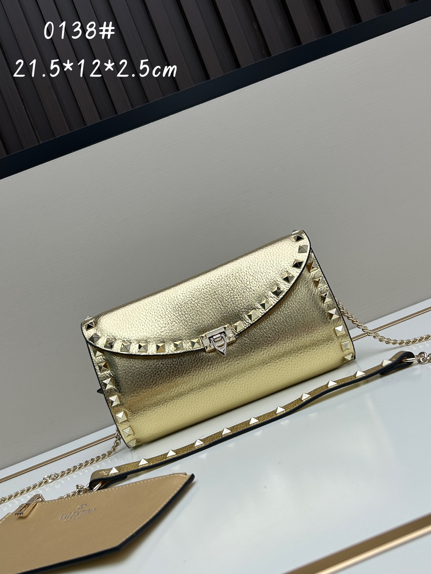 Garavani Rockstud 小号牛皮斜挎包，标志性的钩扣开合设计-金属工艺效果处理铆钉和配件-开