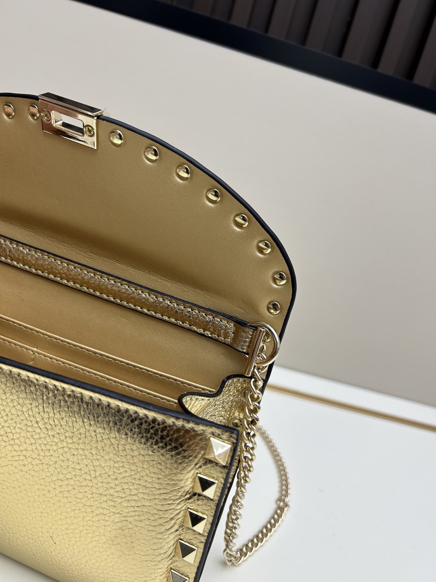 Garavani Rockstud 小号牛皮斜挎包，标志性的钩扣开合设计-金属工艺效果处理铆钉和配件-开