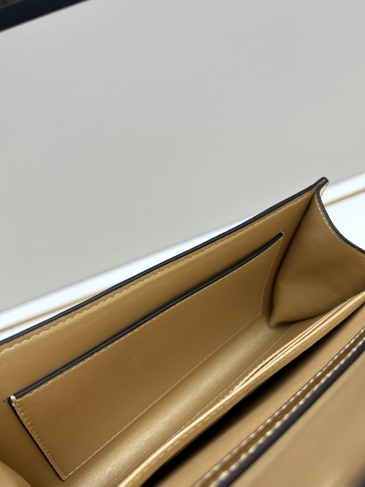 Garavani Rockstud 小号牛皮斜挎包，标志性的钩扣开合设计-金属工艺效果处理铆钉和配件-开