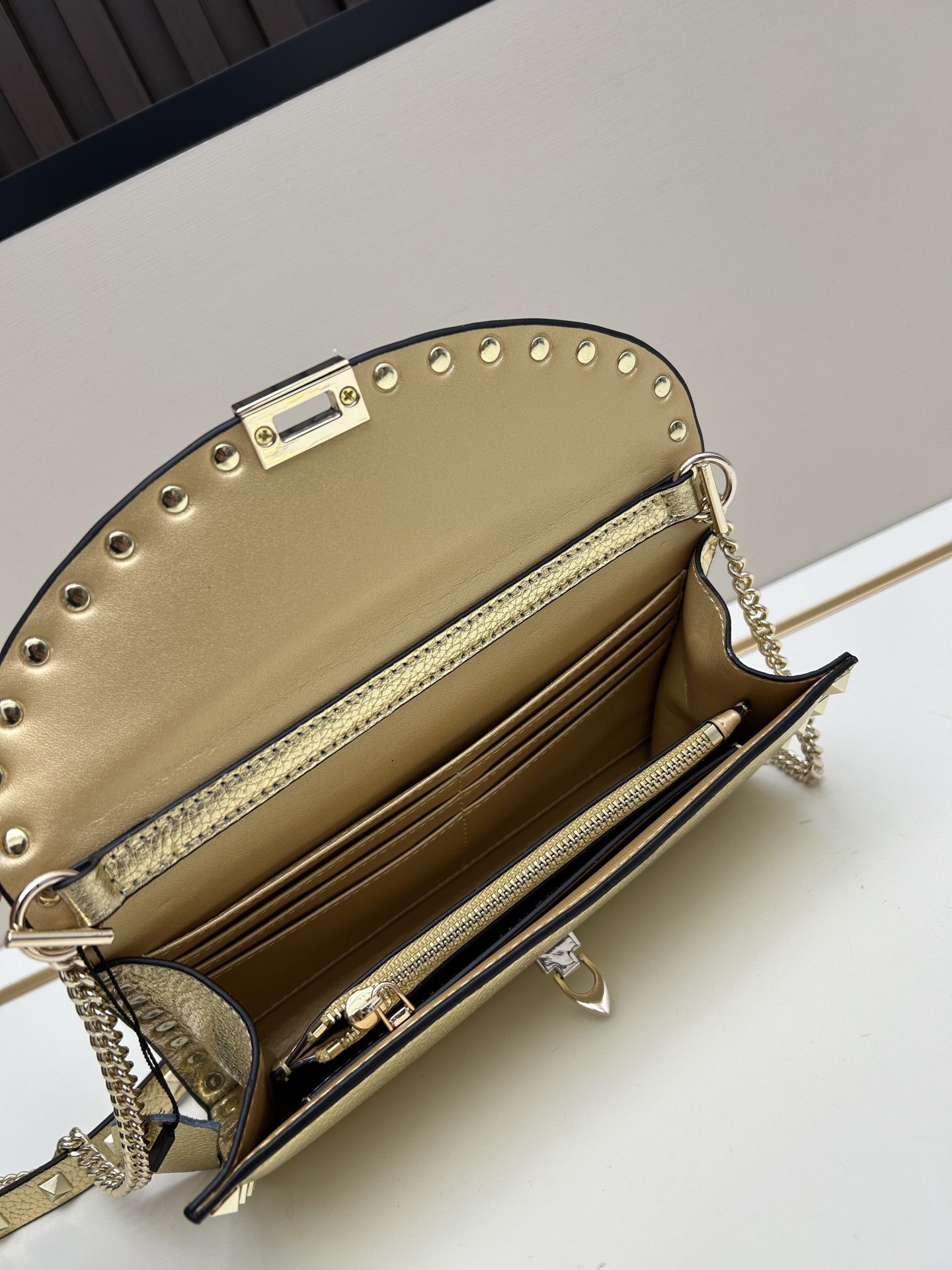 Garavani Rockstud 小号牛皮斜挎包，标志性的钩扣开合设计-金属工艺效果处理铆钉和配件-开