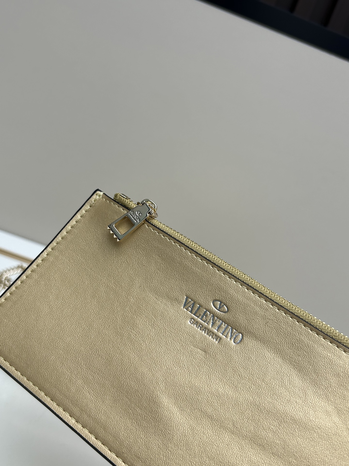 Garavani Rockstud 小号牛皮斜挎包，标志性的钩扣开合设计-金属工艺效果处理铆钉和配件-开