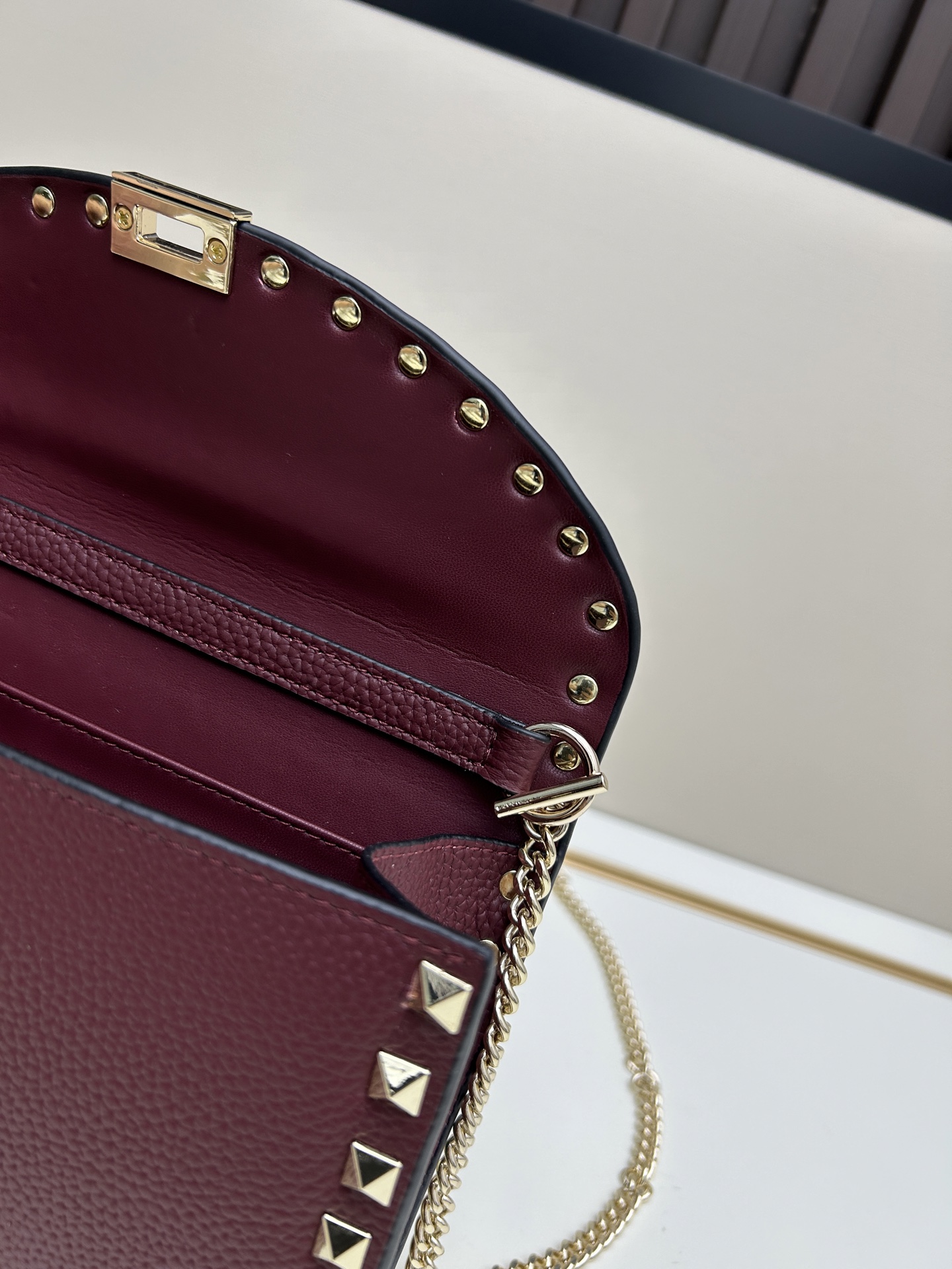 Garavani Rockstud 小号牛皮斜挎包，标志性的钩扣开合设计-金属工艺效果处理铆钉和配件-开