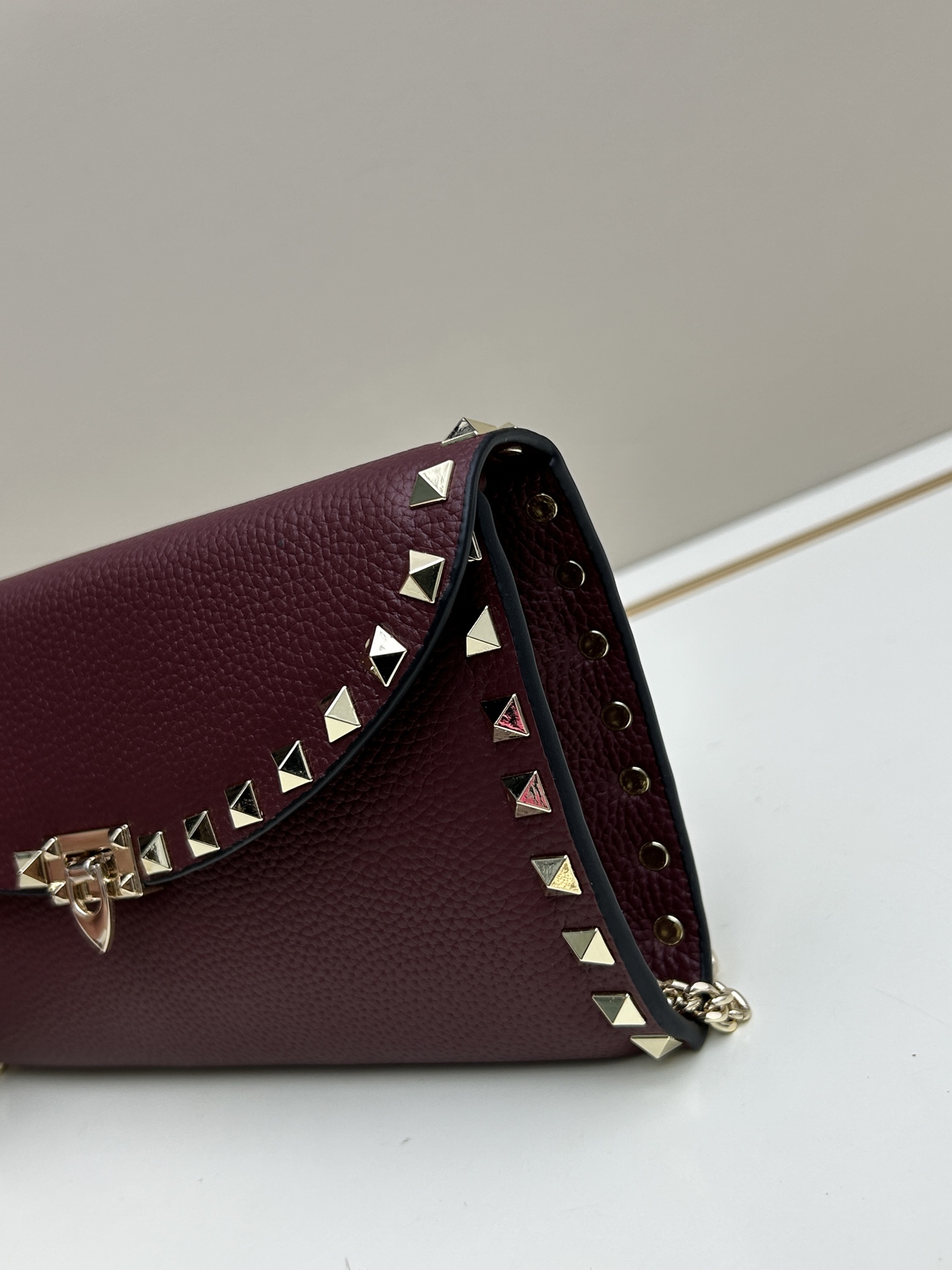 Garavani Rockstud 小号牛皮斜挎包，标志性的钩扣开合设计-金属工艺效果处理铆钉和配件-开