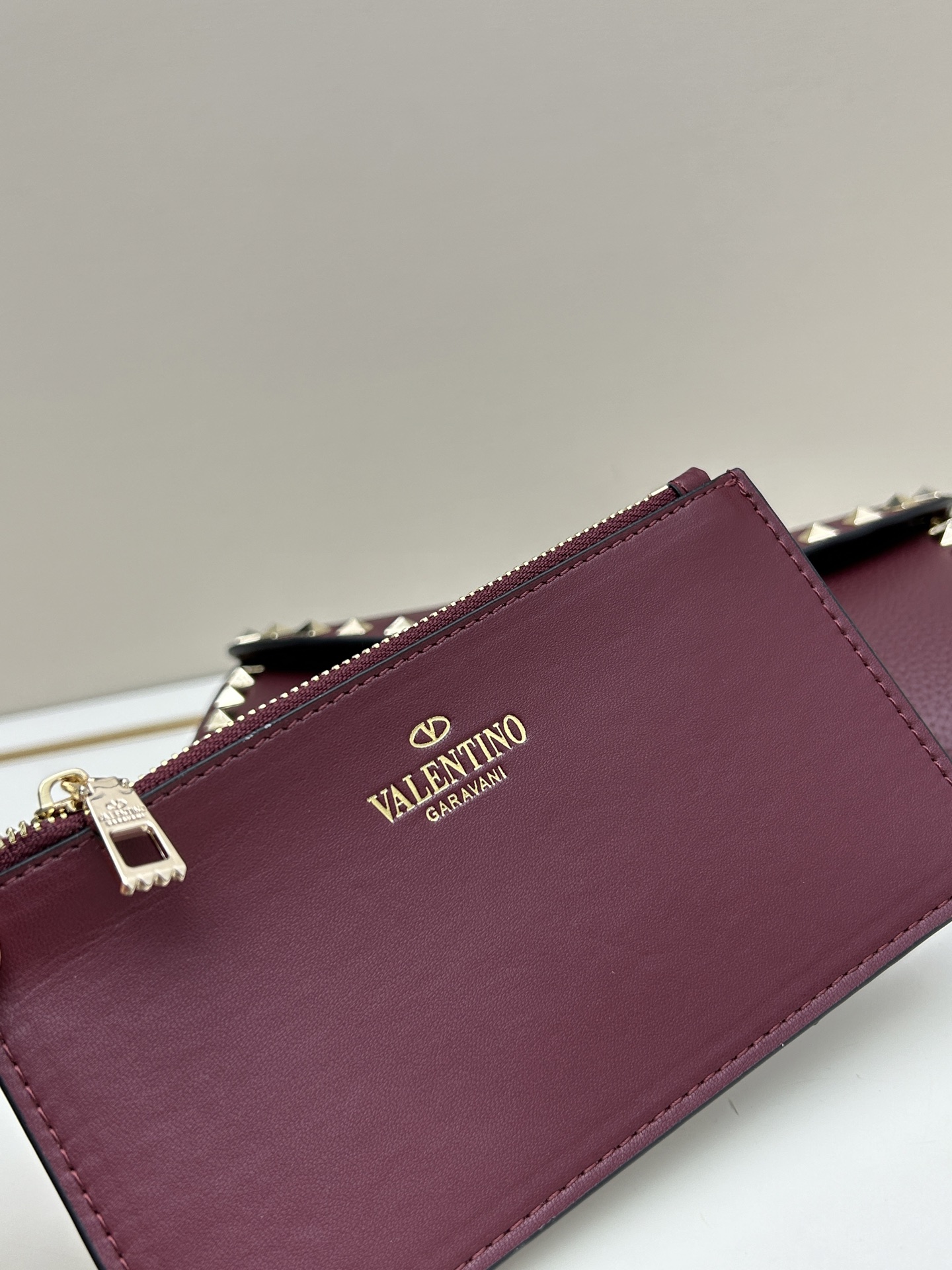 Garavani Rockstud 小号牛皮斜挎包，标志性的钩扣开合设计-金属工艺效果处理铆钉和配件-开