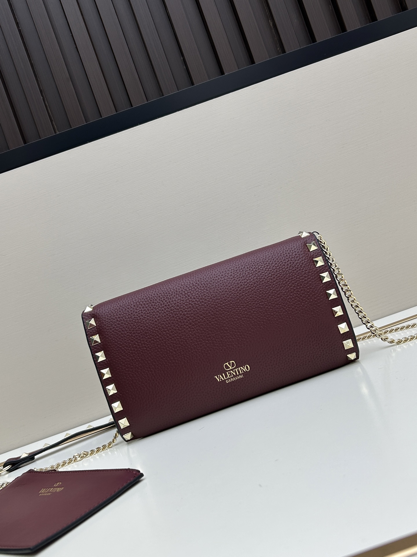 Garavani Rockstud 小号牛皮斜挎包，标志性的钩扣开合设计-金属工艺效果处理铆钉和配件-开