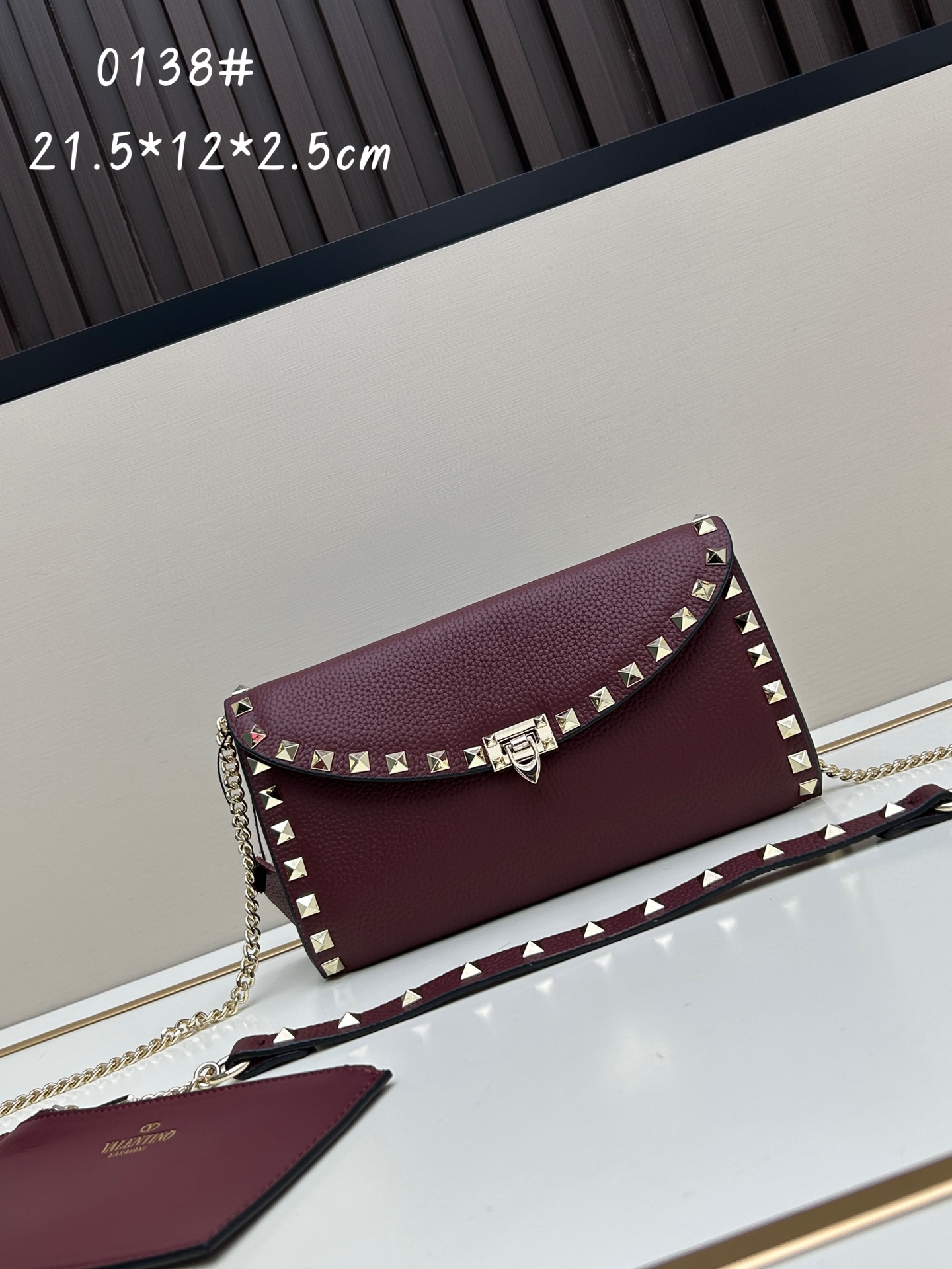 Garavani Rockstud 小号牛皮斜挎包，标志性的钩扣开合设计-金属工艺效果处理铆钉和配件-开